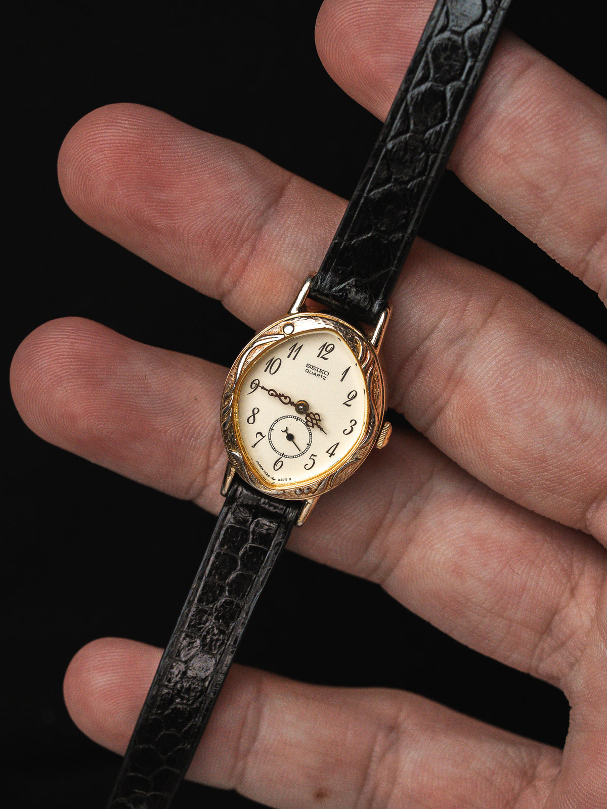 Vintage Seiko Watch 1428-5110 — Oval, Lünette mit Blattmotiven (1983)