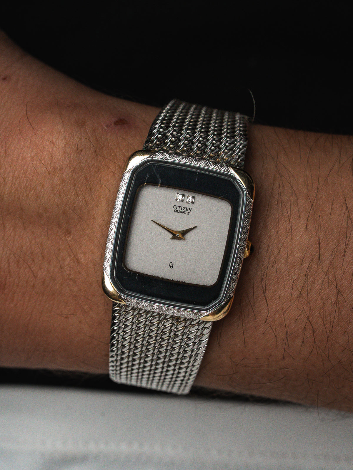 黑色背景下的手持视图 - Citizen Coussin T4-320743 Watch - Atelier Victor