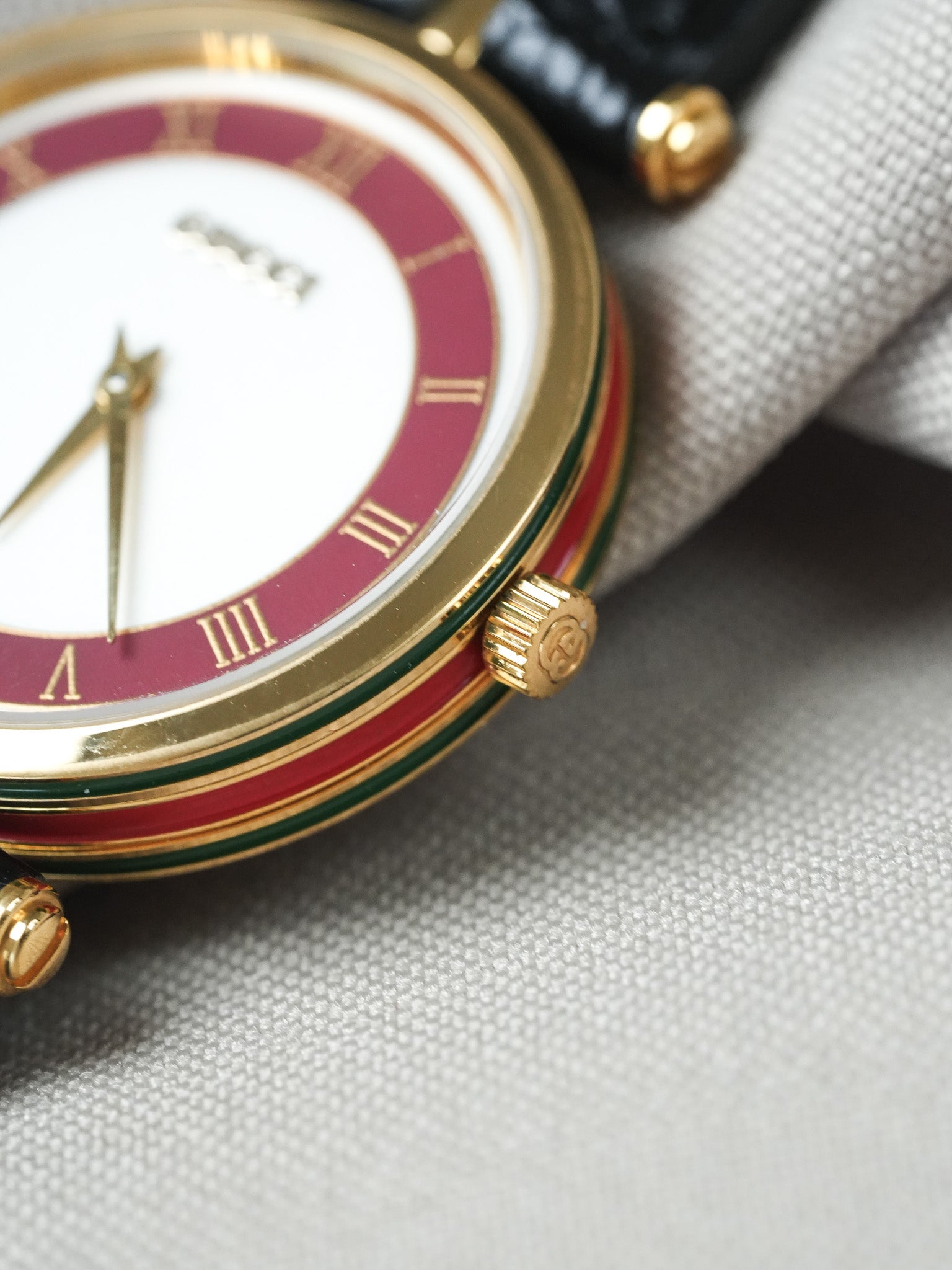 Gucci - Ronde Or et rouge boitier laque rouge Gucci - 1990s
