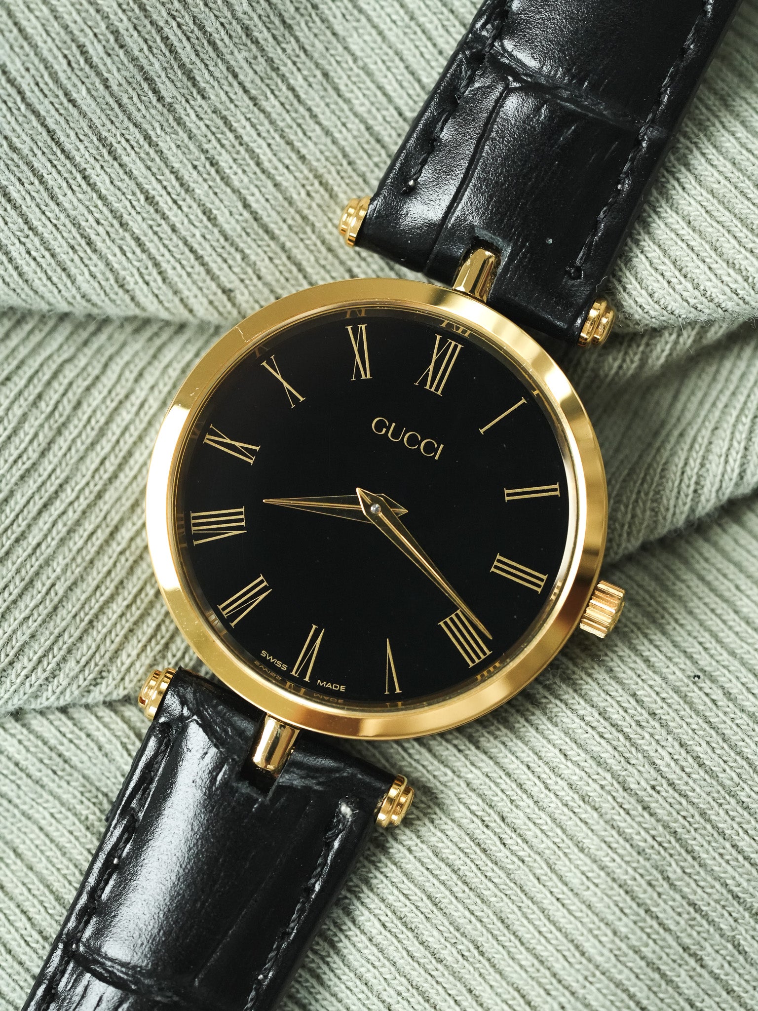 Gucci - 圆形金色和黑色表壳黑色漆 Gucci - 1990s