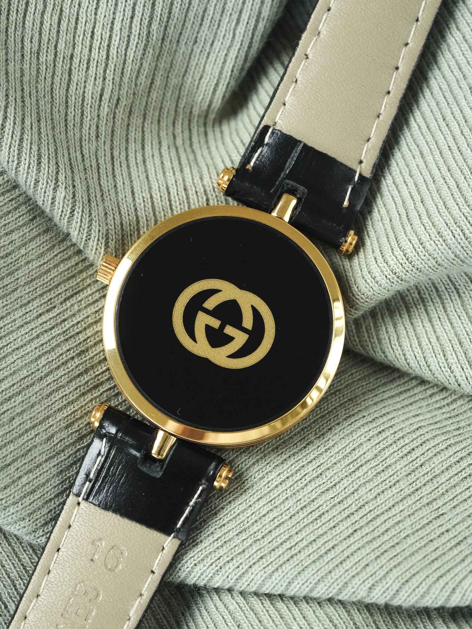 Gucci - 圆形金色和黑色表壳黑色漆 Gucci - 1990s