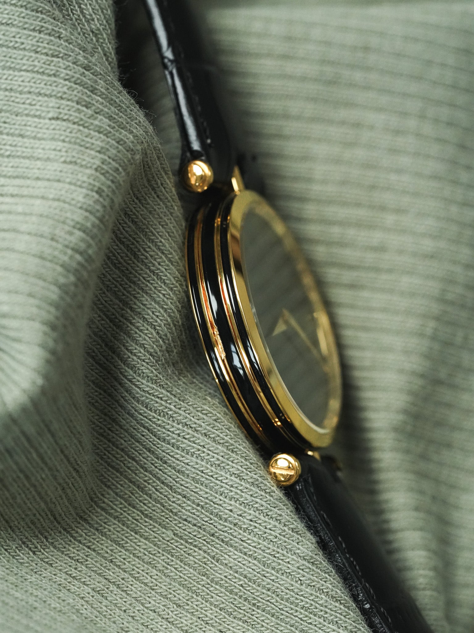 Gucci - 圆形金色和黑色表壳黑色漆 Gucci - 1990s
