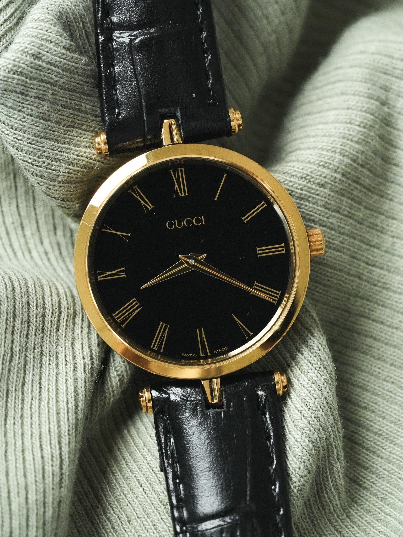 Gucci - 圆形金色和黑色表壳黑色漆 Gucci - 1990s