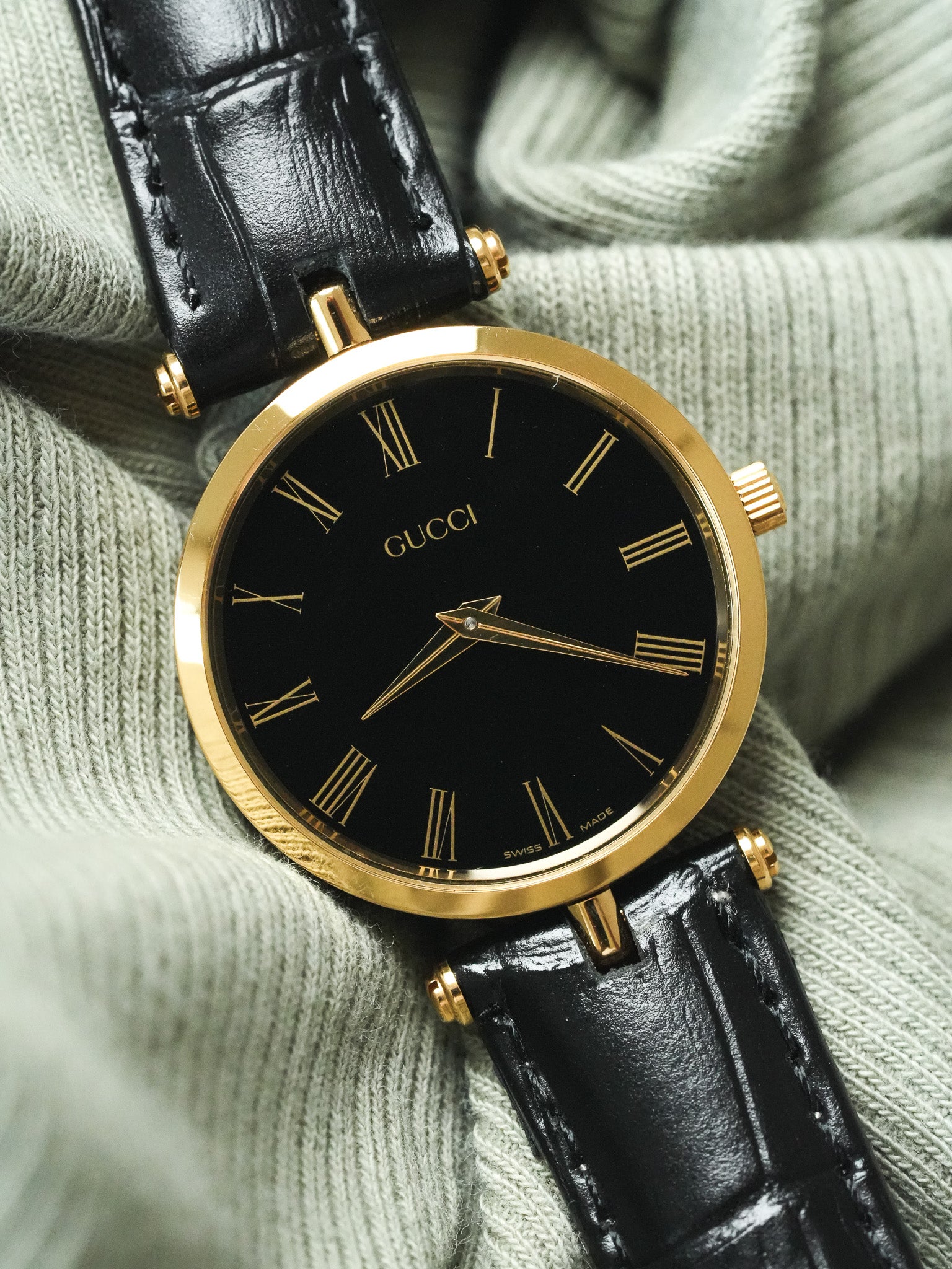 Gucci - 圆形金色和黑色表壳黑色漆 Gucci - 1990s