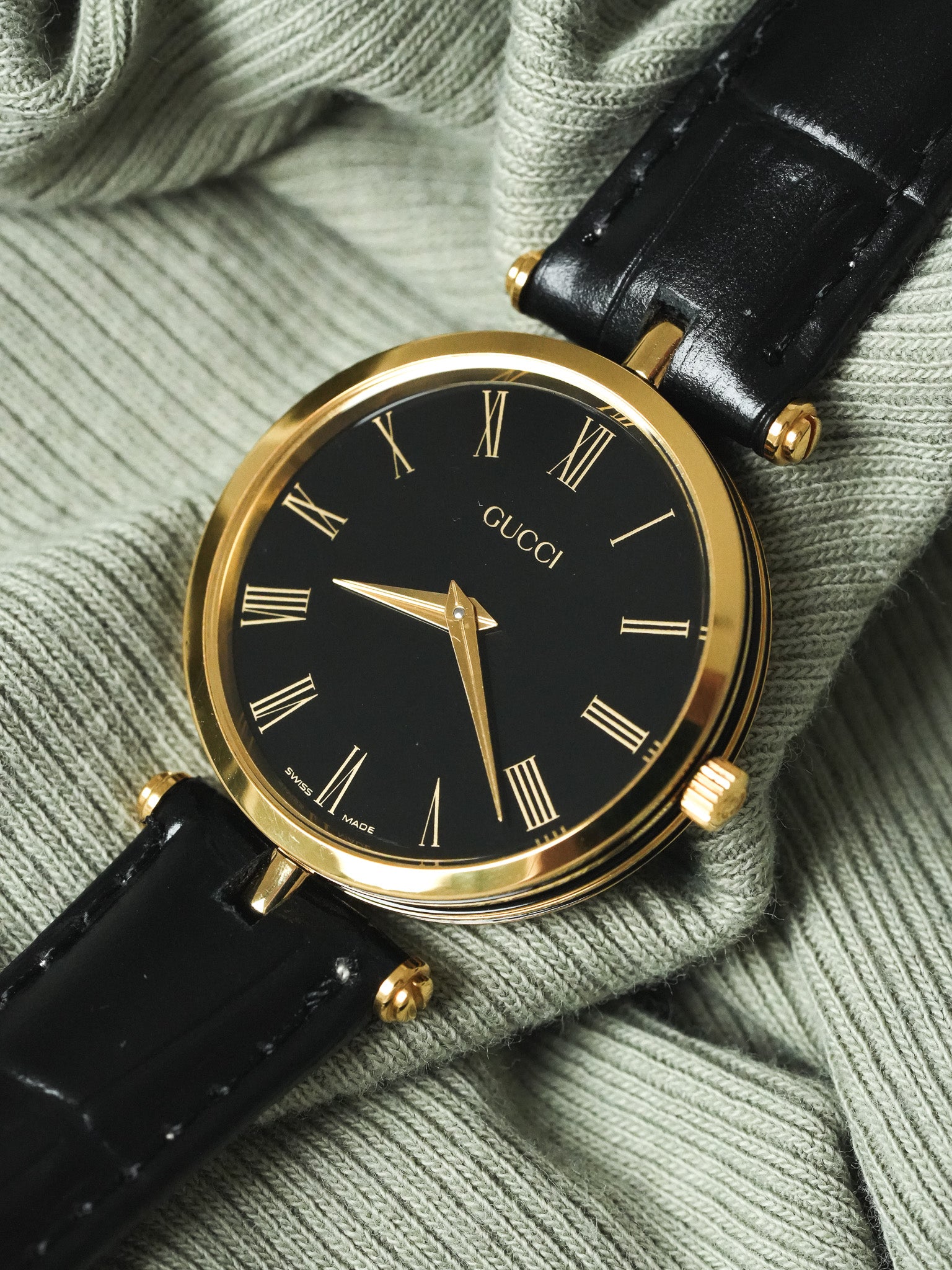 Gucci - 圆形金色和黑色表壳黑色漆 Gucci - 1990s