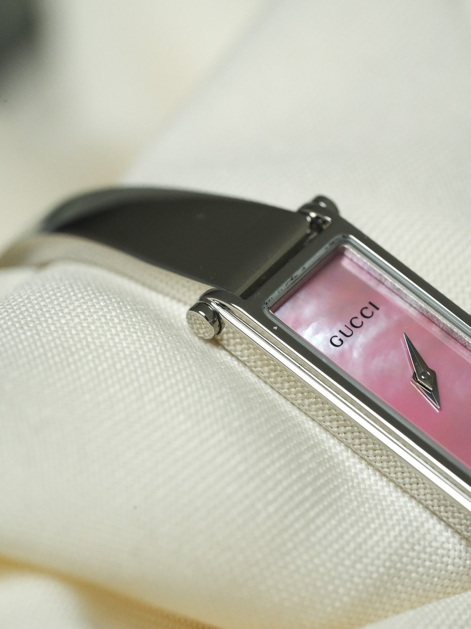 Gucci - Tank Armreif Stahl Zifferblatt Perlmutt - 1990s