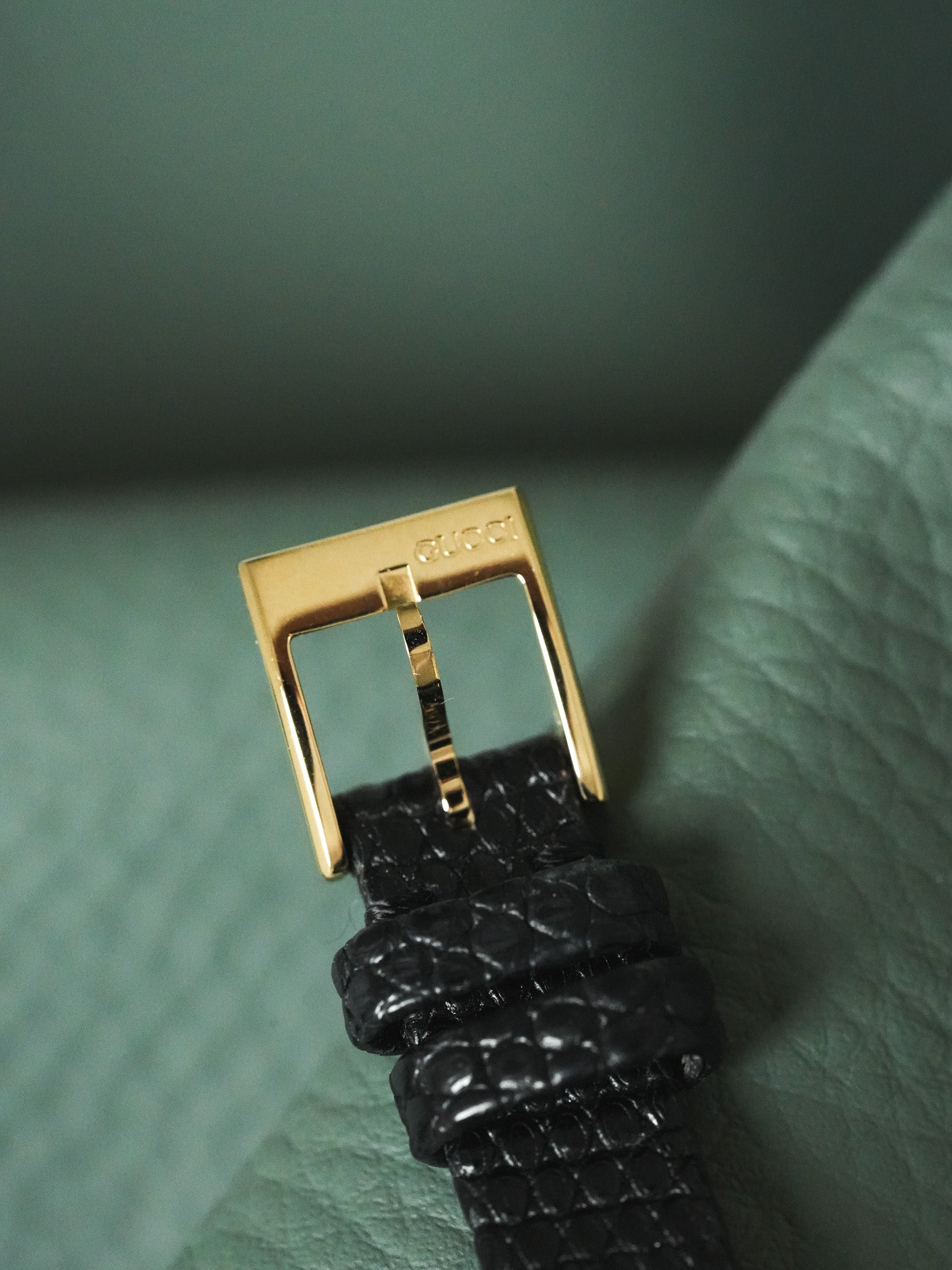 Gucci - Tank Faceta Chapado en oro esfera chevron acero - papel - 2017