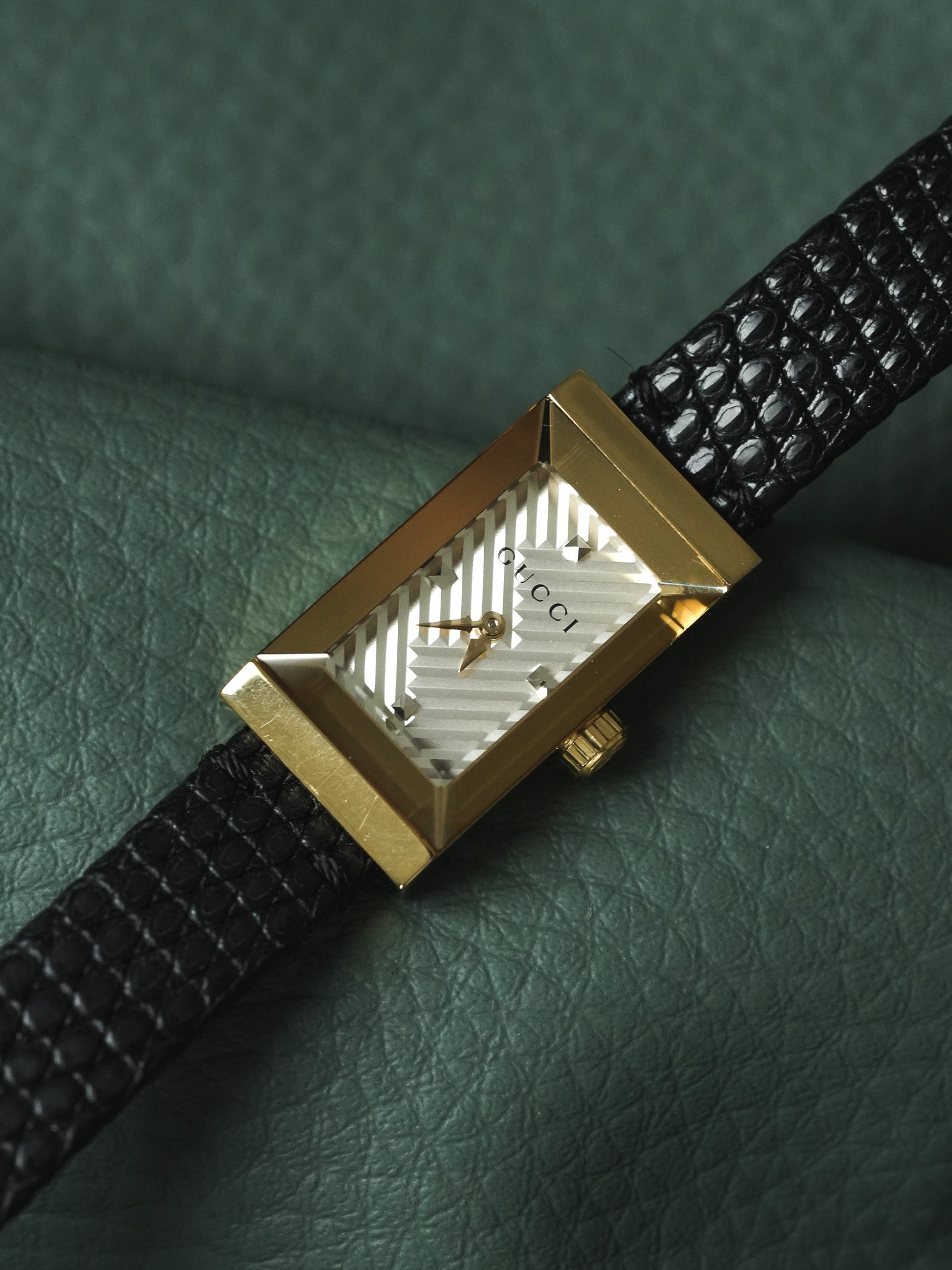 Gucci - Tank Faceta Chapado en oro esfera chevron acero - papel - 2017