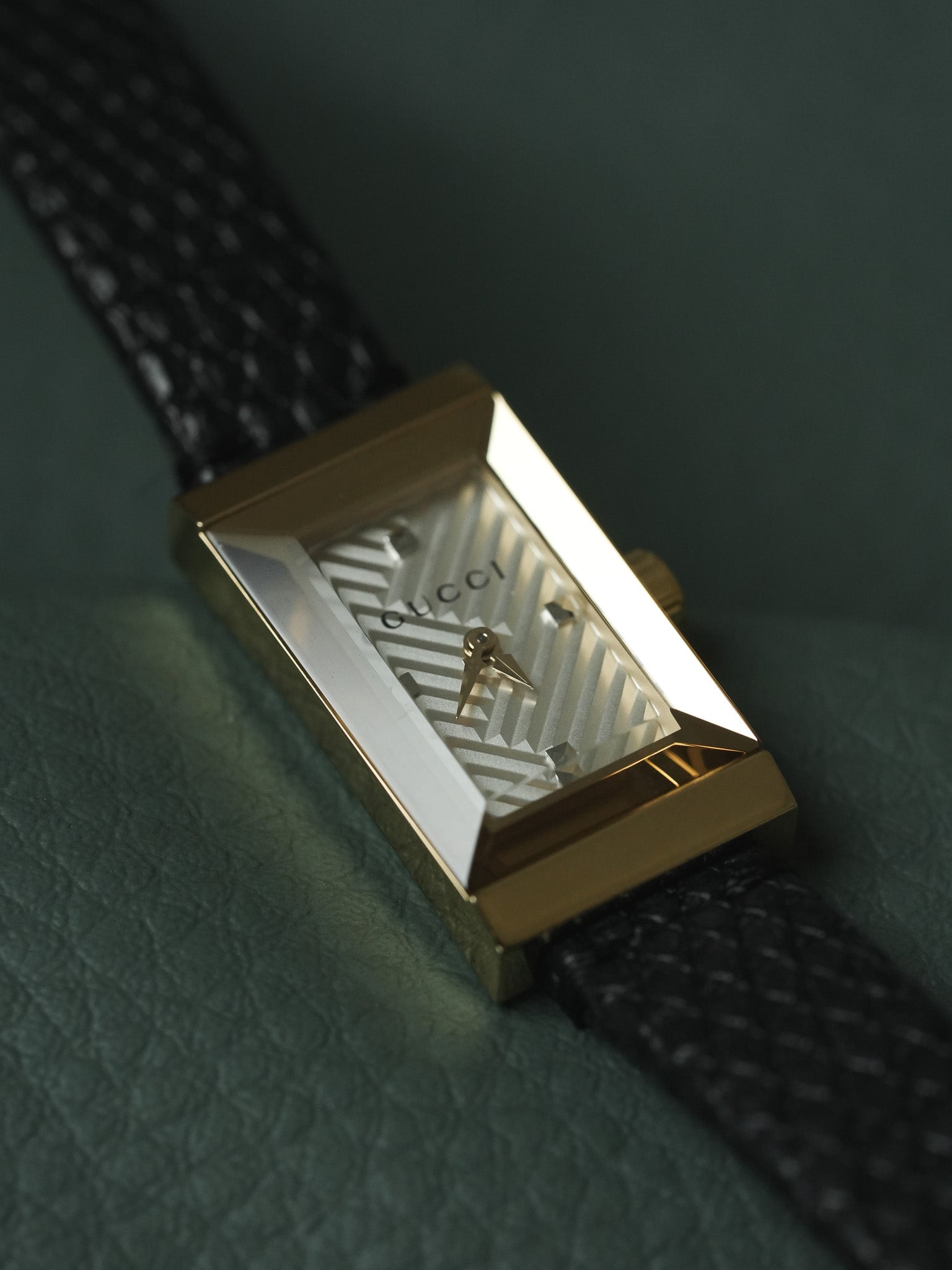 Gucci - Tank Faceta Chapado en oro esfera chevron acero - papel - 2017