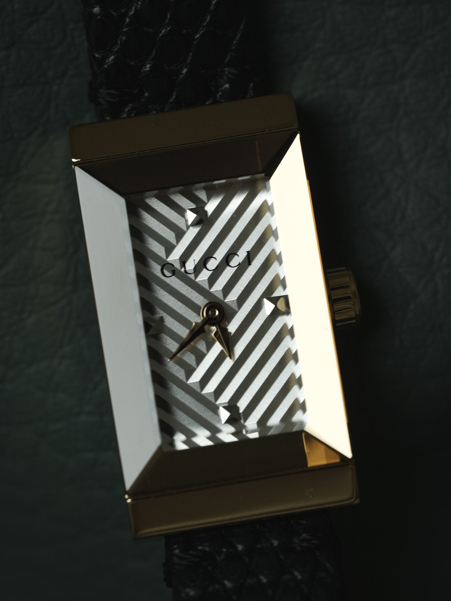 Gucci - Tank Faceta Chapado en oro esfera chevron acero - papel - 2017