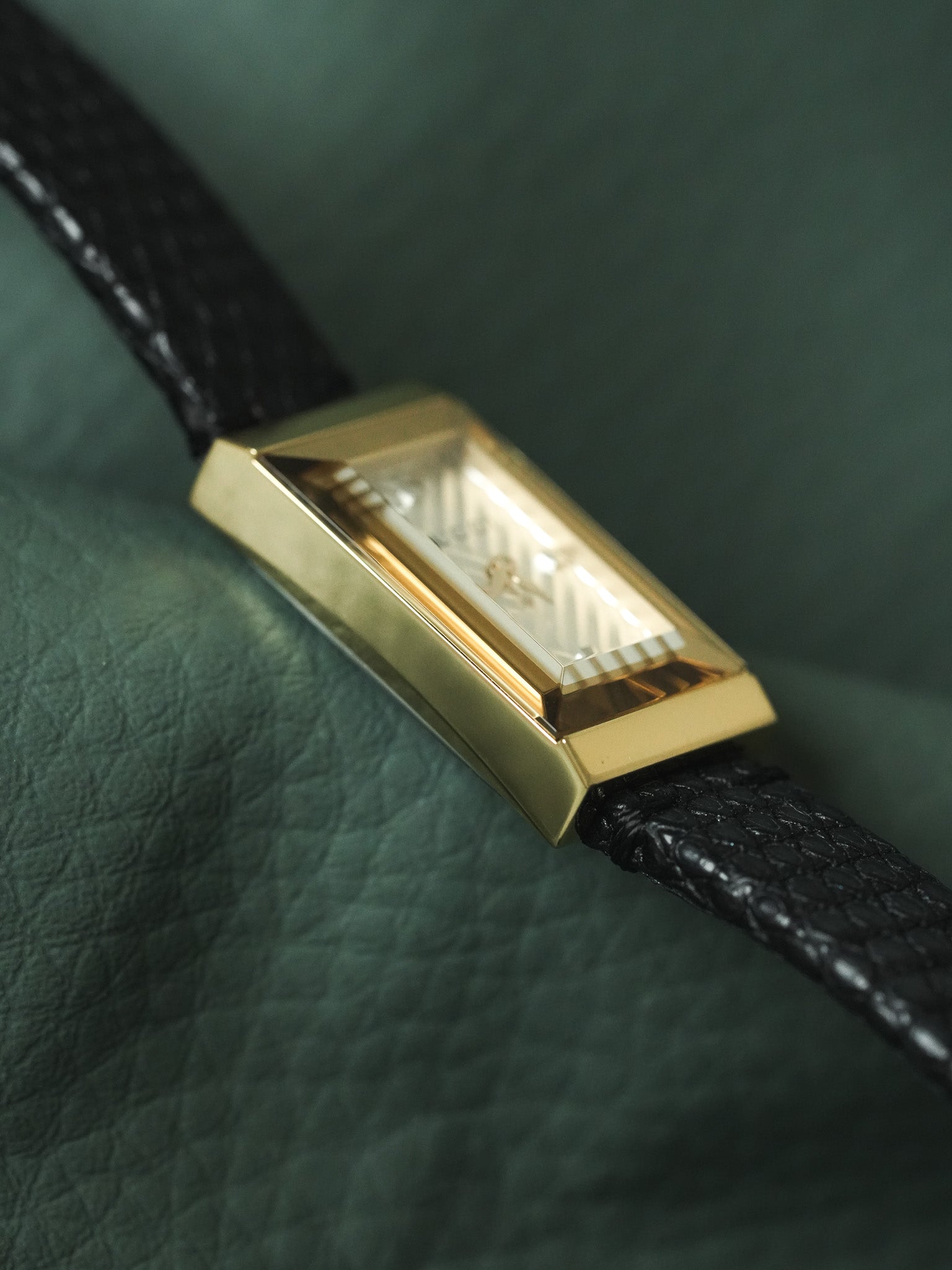 Gucci - Tank Faceta Chapado en oro esfera chevron acero - papel - 2017