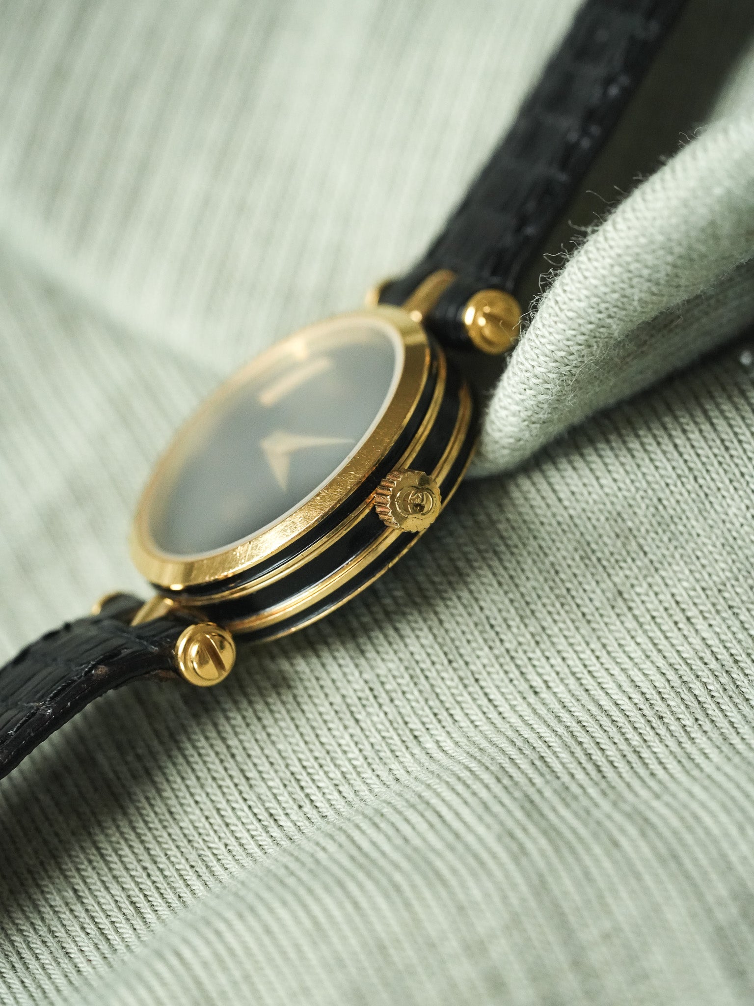 Gucci - Mini Ronde Or laque noir cornes centrales - 1990s