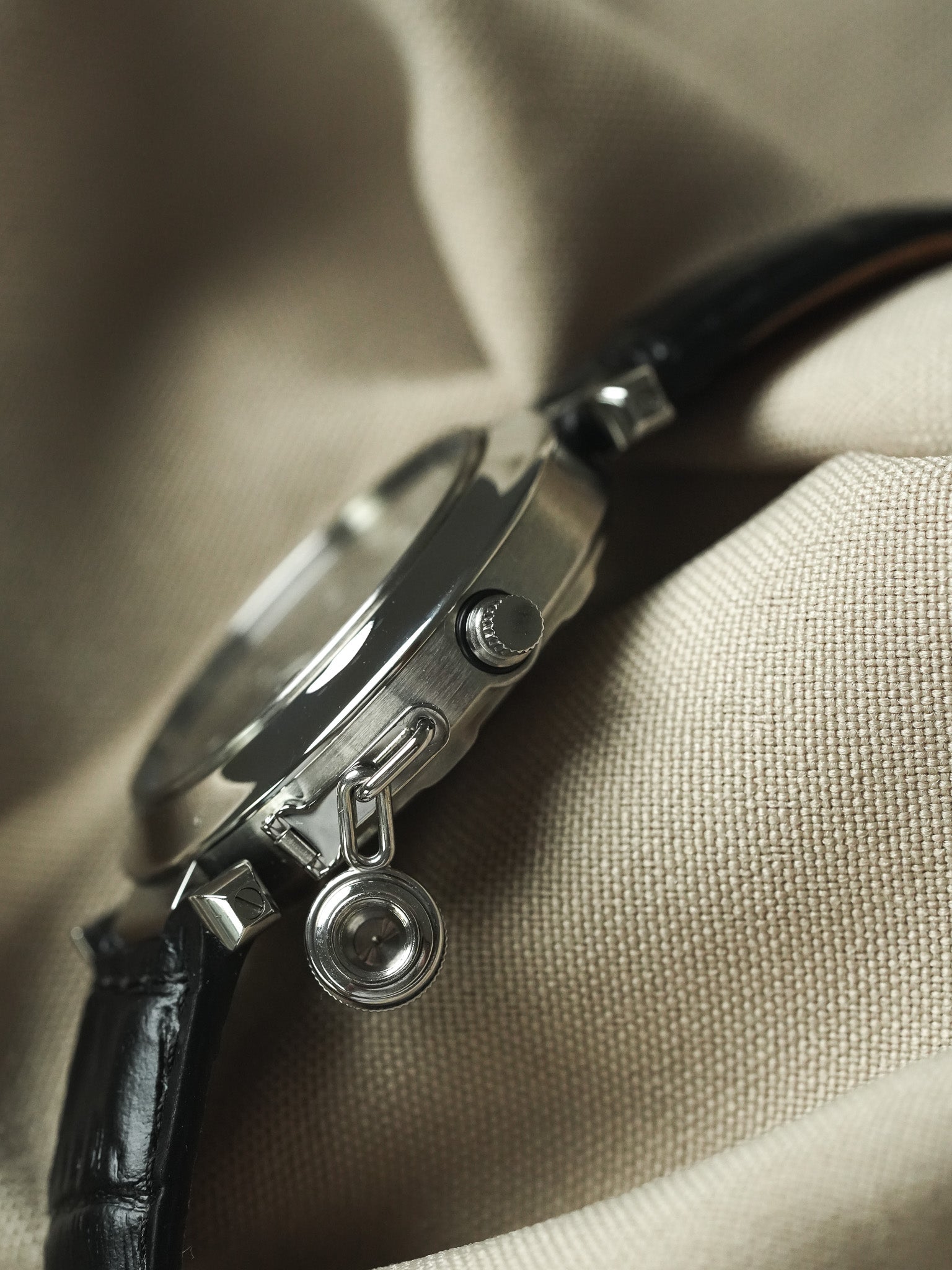 Cartier - Pasha 2324 Cuir Date Blanc Tapissé - 2000s
