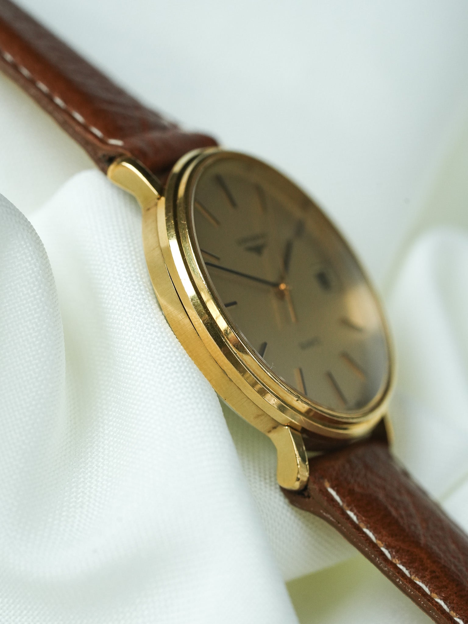 Longines - Rotondo 34mm Oro Data Quadrante oro indici neri - 1980s