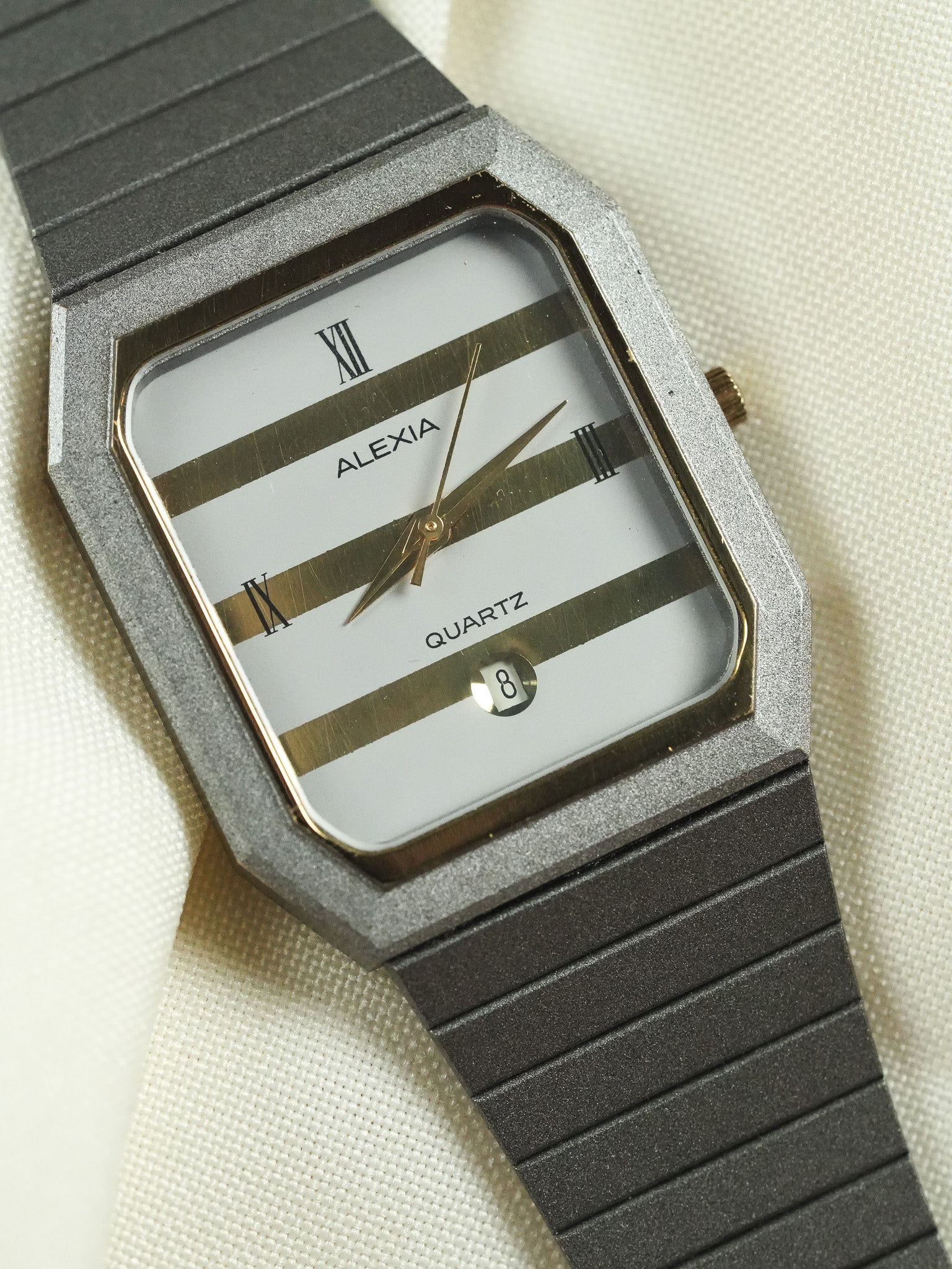Alexia - Tonneau Gris mate Esfera gris o cuadrillada - NOS - 1980s