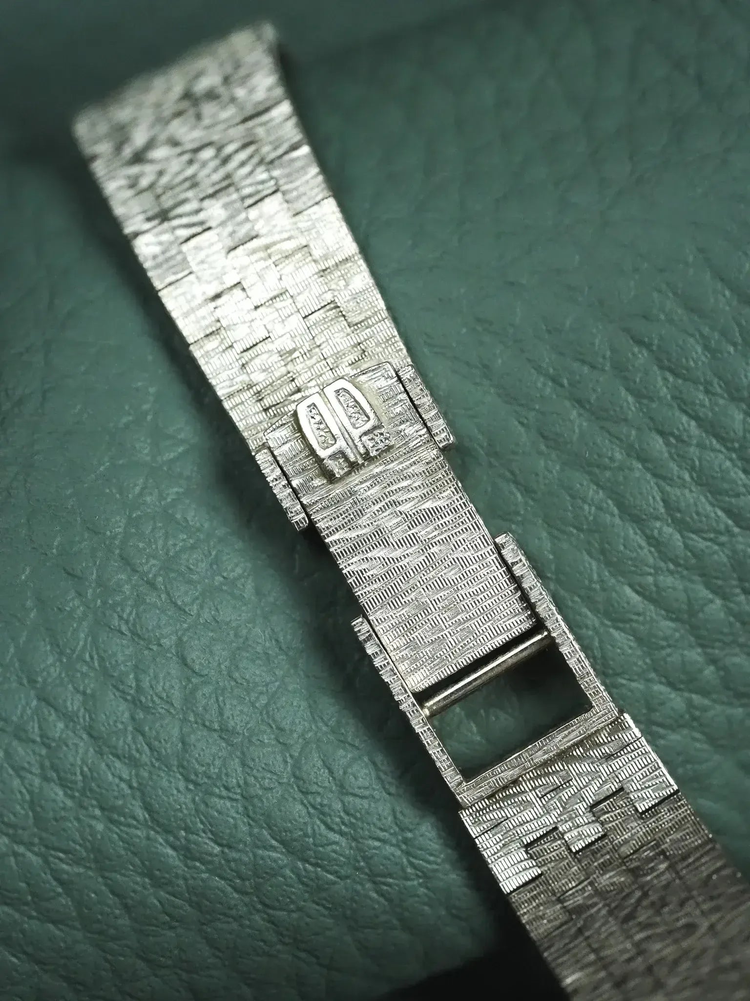 Audemars Piguet - Or blanc 18K lapis lazuli diamants 23mm - 1980s - Atelier Victor