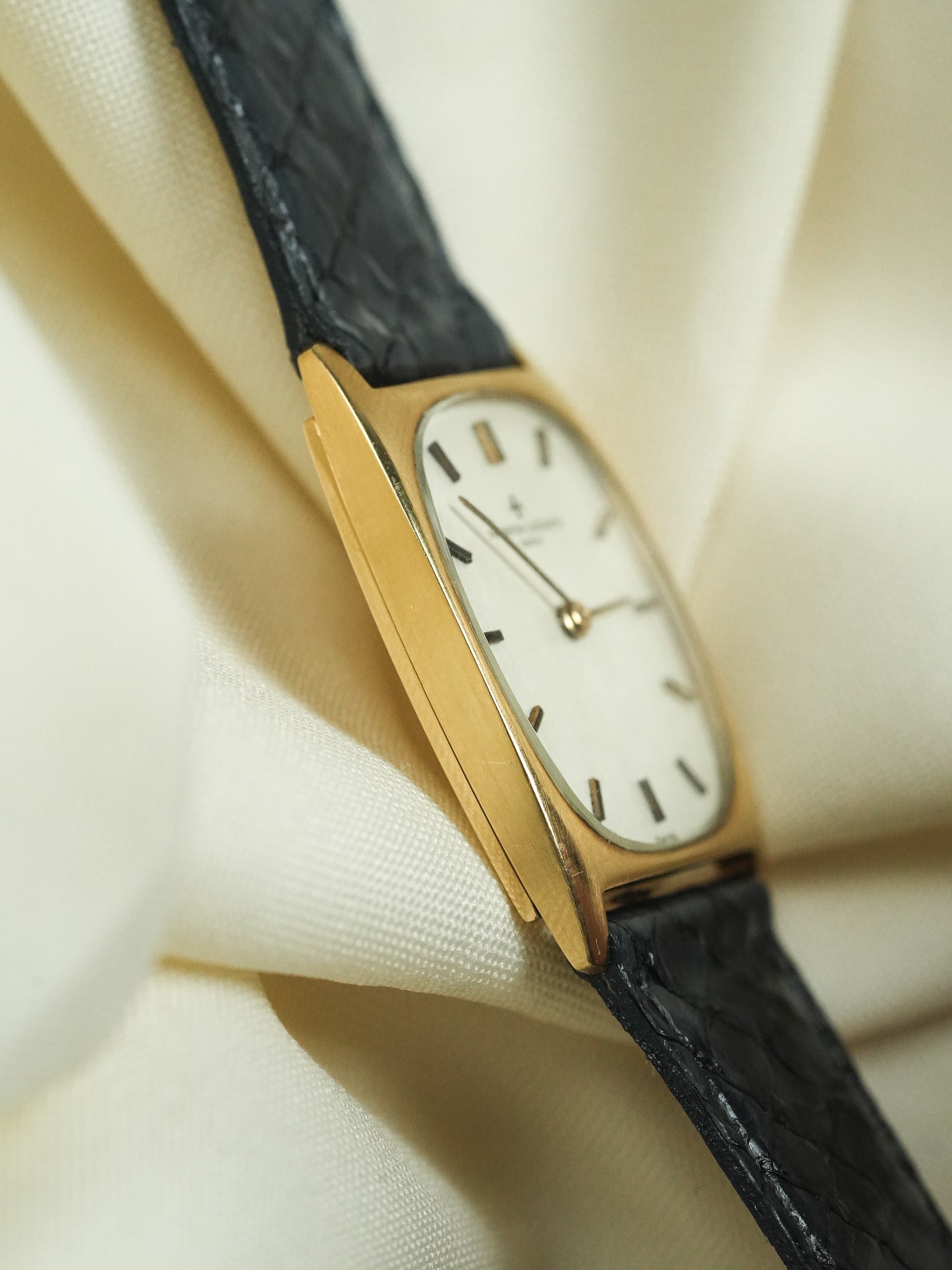 Vacheron Constantin - Tonneau 7813 18k Yellow Gold Onyx Index - 1970s