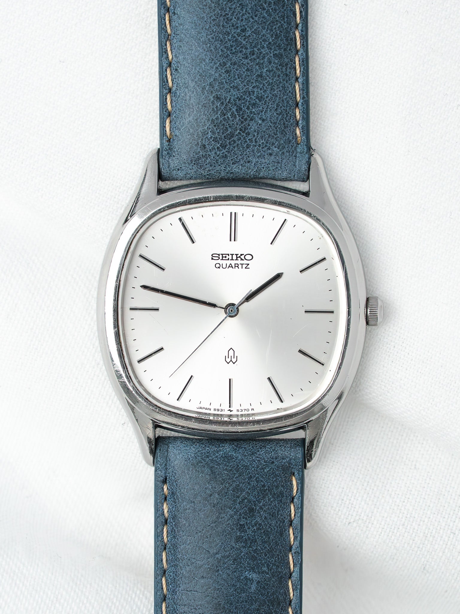Montre Seiko Tonneau Acier — 5931-5330 Cadran Soleillé Argenté (1981)