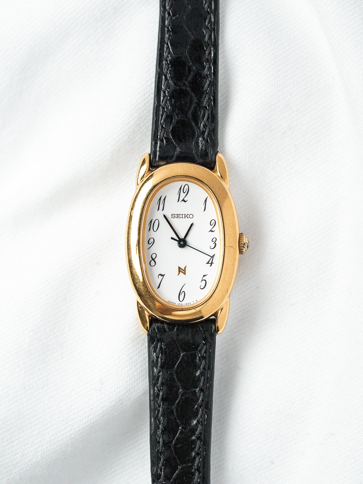 Montre Seiko Baignoire Plaqué Or — Cadran Blanc Chiffres Arabes (2004)