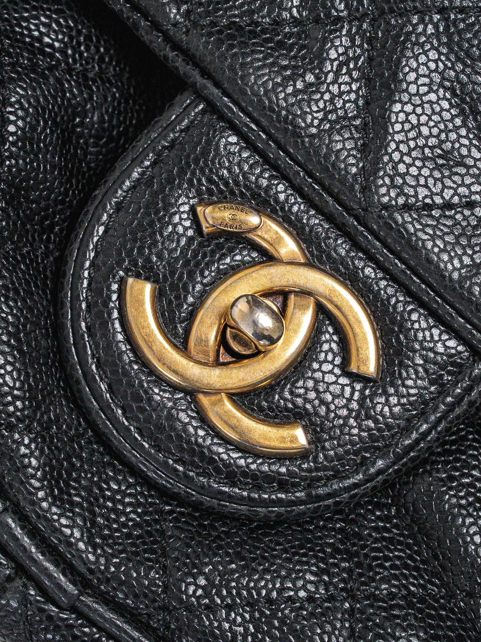 Sac Chanel Vintage en Cuir Caviar Noir Matelassé à Rabat
