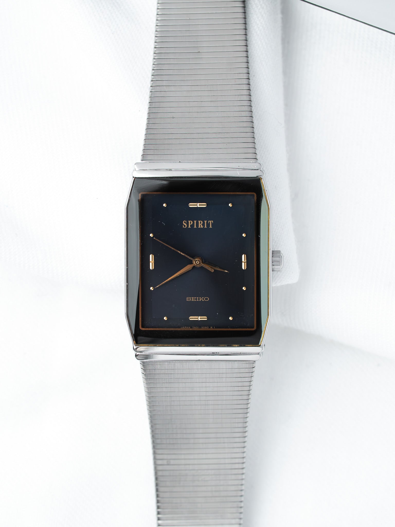 Seiko Spirit Tonneau 复古腕表 — 深蓝色表盘,镀金时标 (2001)