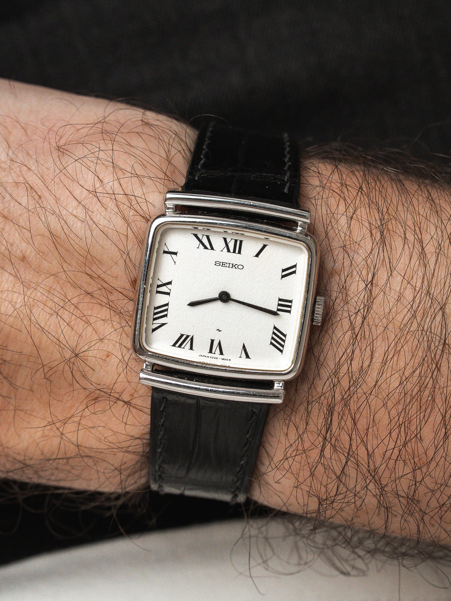 Montre Seiko Carrée Mécanique — Cadran Blanc Chiffres Romains (1977)