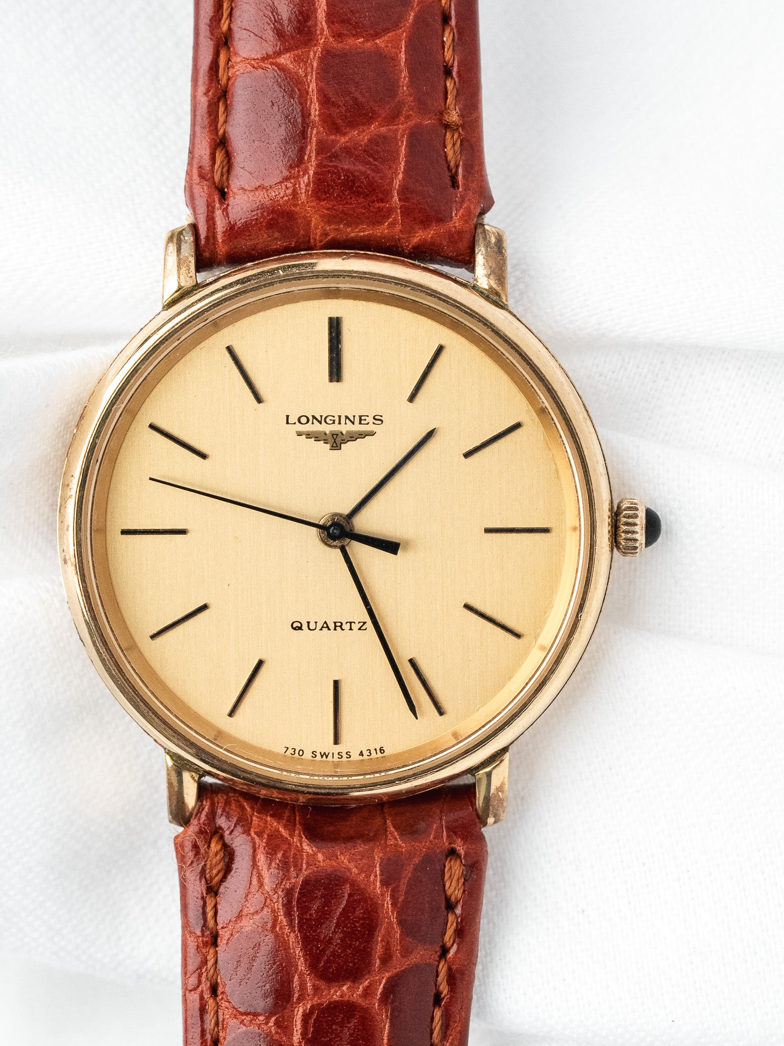 Longines فينتاج - ساعة دائرية بعلبة من الذهب مع كابوشون أسود (السبعينات)