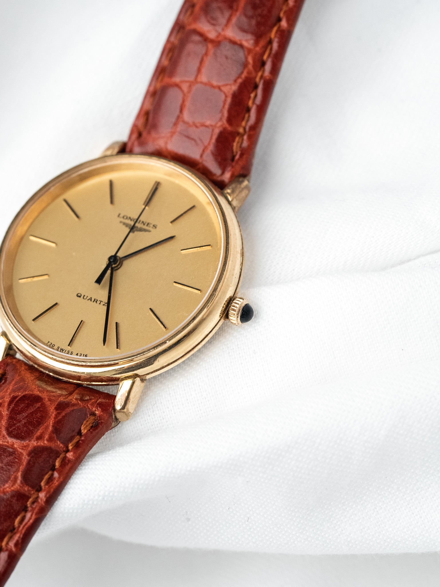 Longines فينتاج - ساعة دائرية بعلبة من الذهب مع كابوشون أسود (السبعينات)