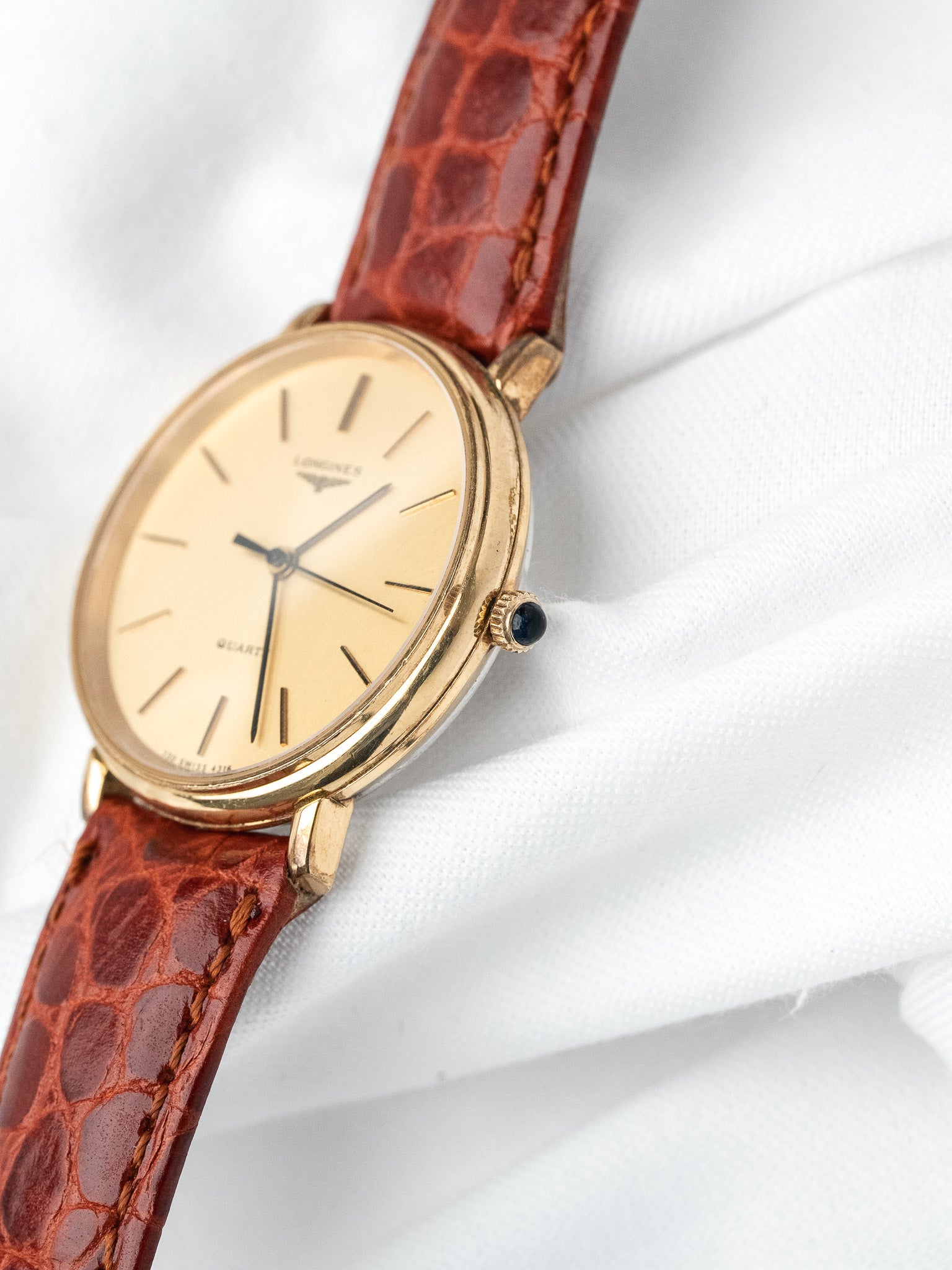 Longines فينتاج - ساعة دائرية بعلبة من الذهب مع كابوشون أسود (السبعينات)