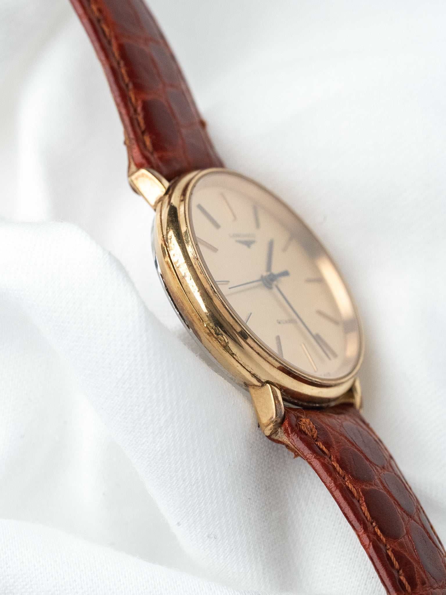 Longines فينتاج - ساعة دائرية بعلبة من الذهب مع كابوشون أسود (السبعينات)