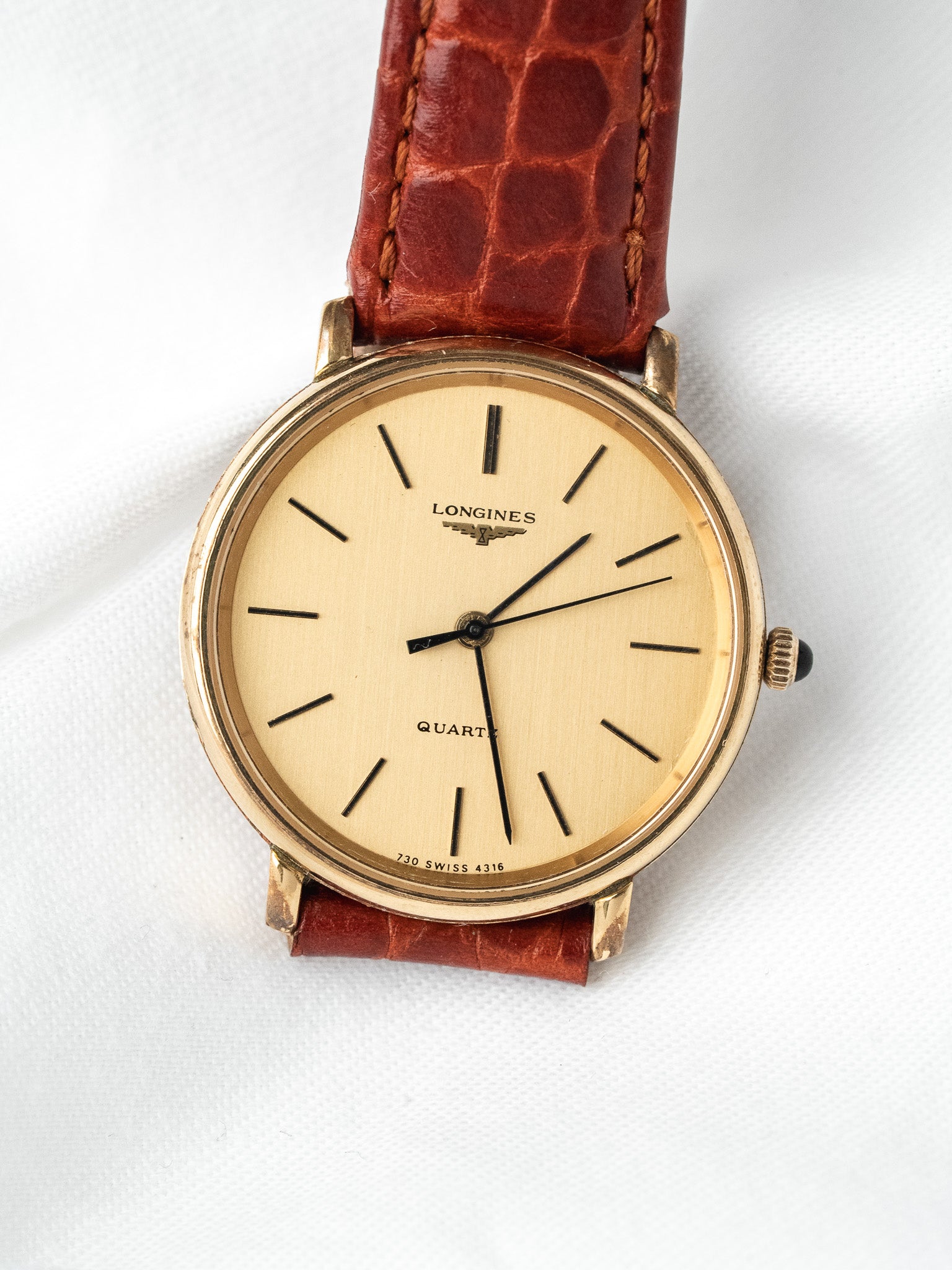Longines فينتاج - ساعة دائرية بعلبة من الذهب مع كابوشون أسود (السبعينات)