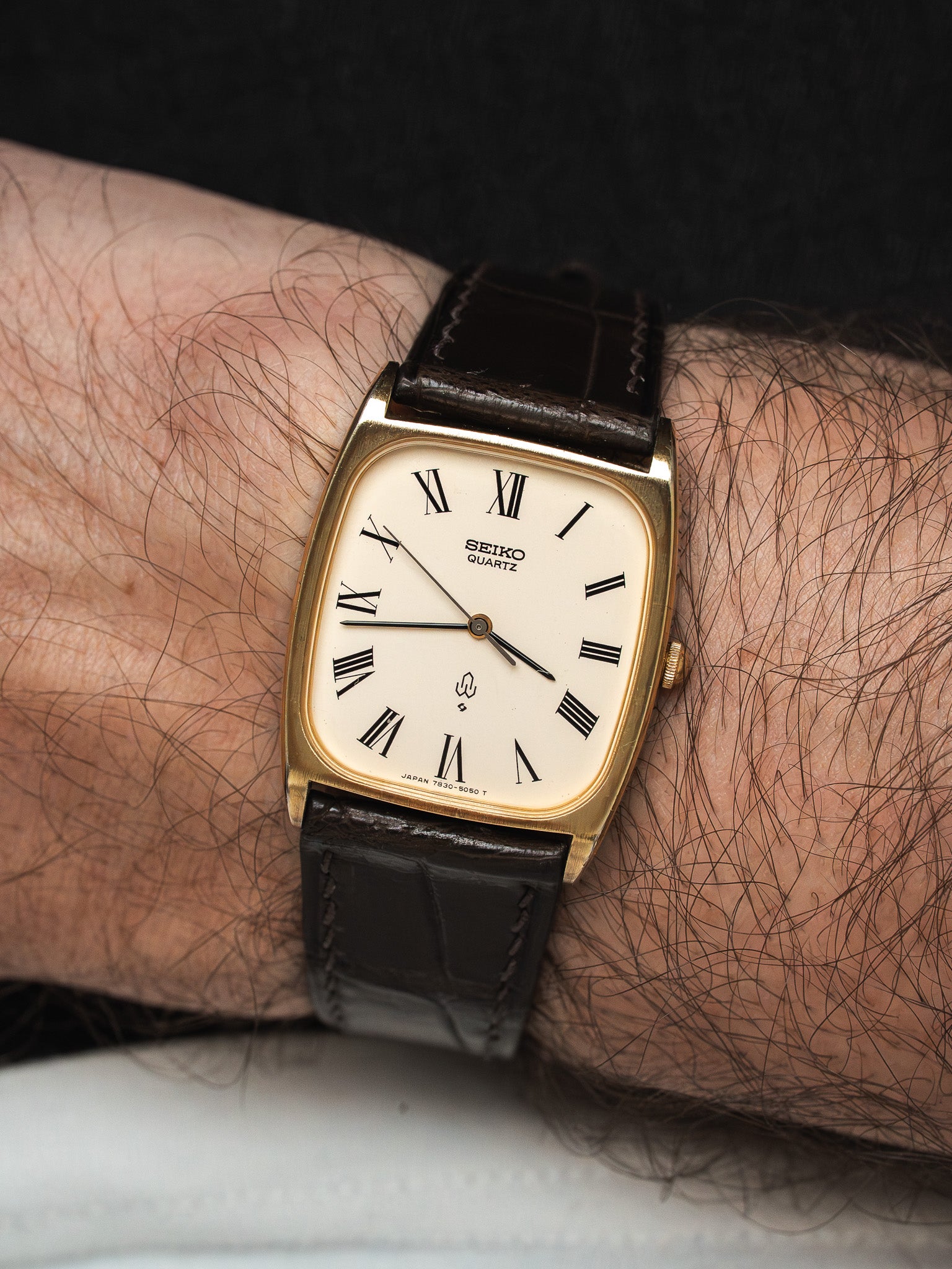 Orologio Seiko al quarzo placcato oro 7830-5040 — cassa cuscino crema (1979)