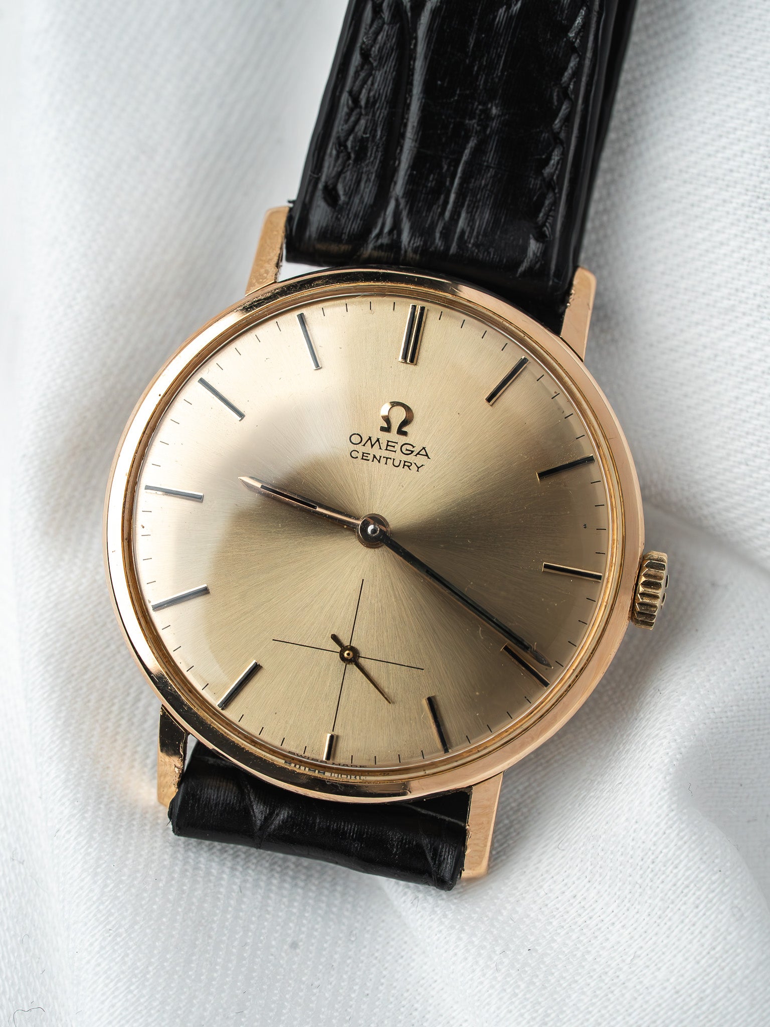 ساعة Omega Century 121.014 من الذهب الأصفر عيار 18K — ثوانٍ صغيرة (1964)