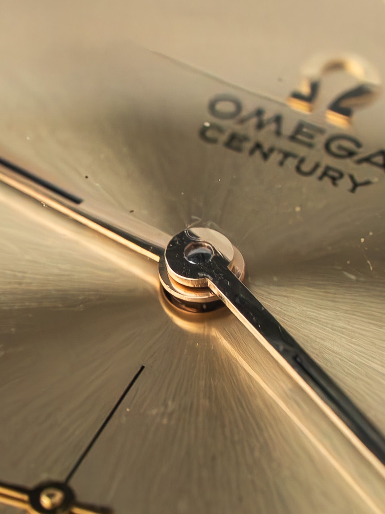 ساعة Omega Century 121.014 من الذهب الأصفر عيار 18K — ثوانٍ صغيرة (1964)