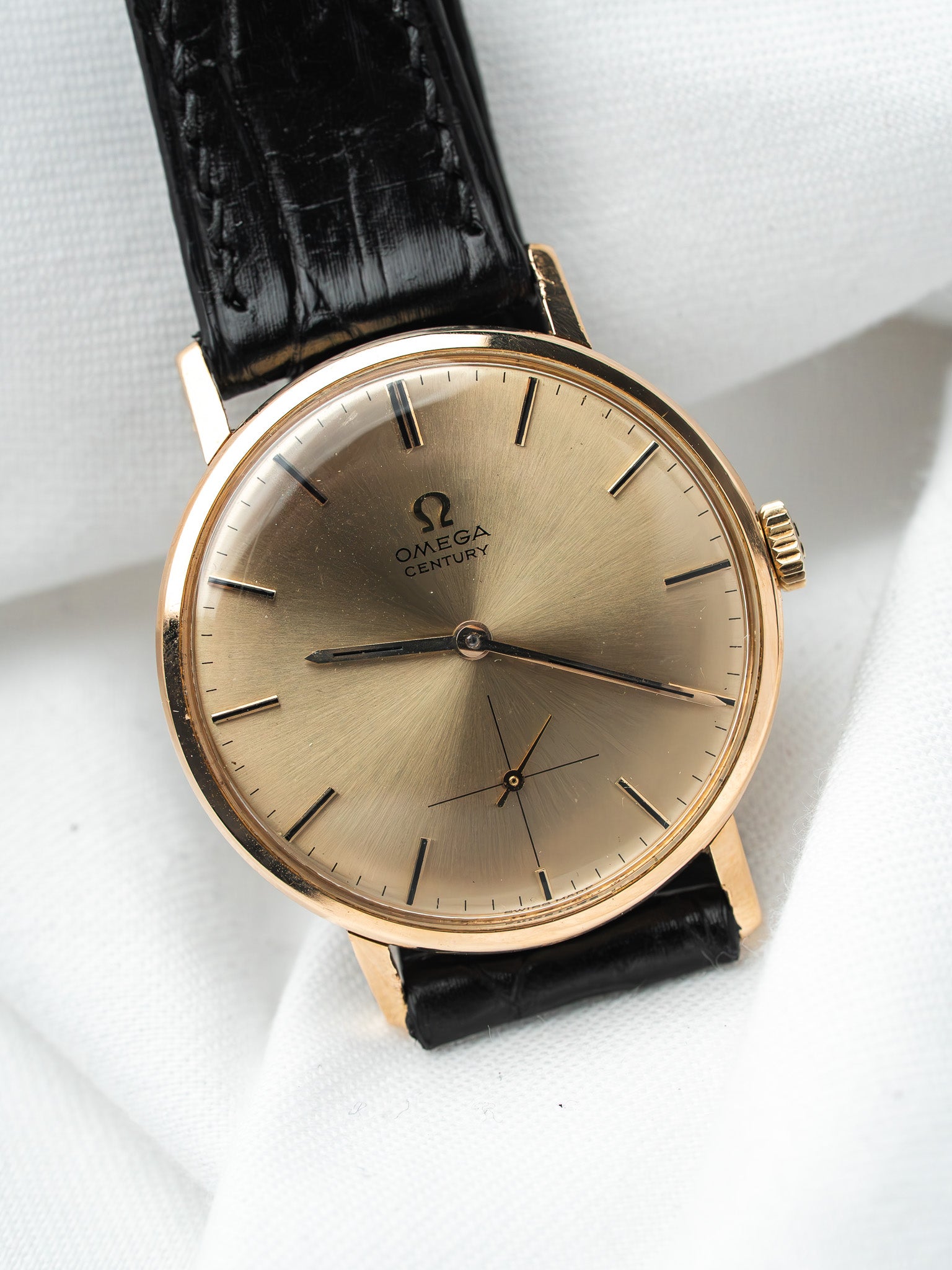 ساعة Omega Century 121.014 من الذهب الأصفر عيار 18K — ثوانٍ صغيرة (1964)
