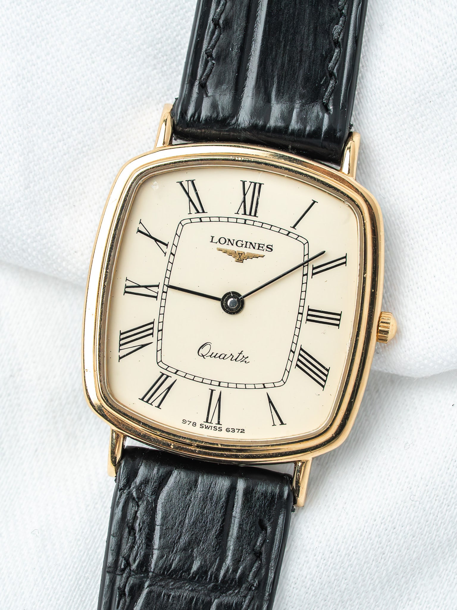 Orologio Longines al quarzo placcato oro — cassa coussin color crema (1980s)