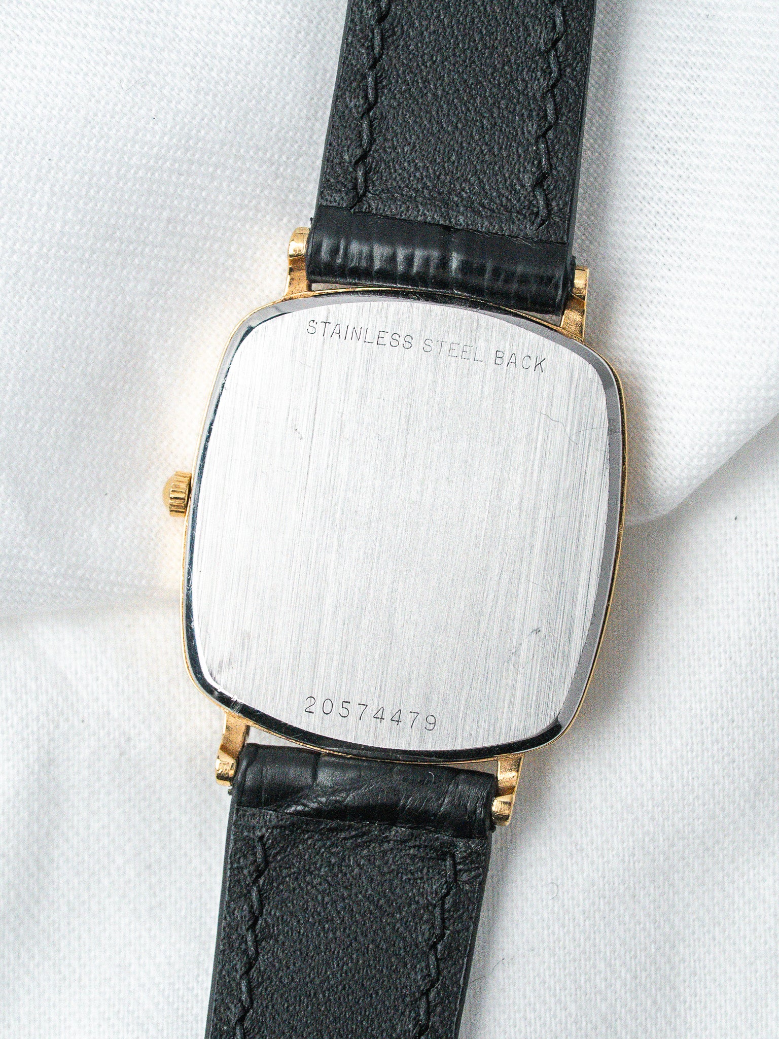 Orologio Longines al quarzo placcato oro — cassa coussin color crema (1980s)