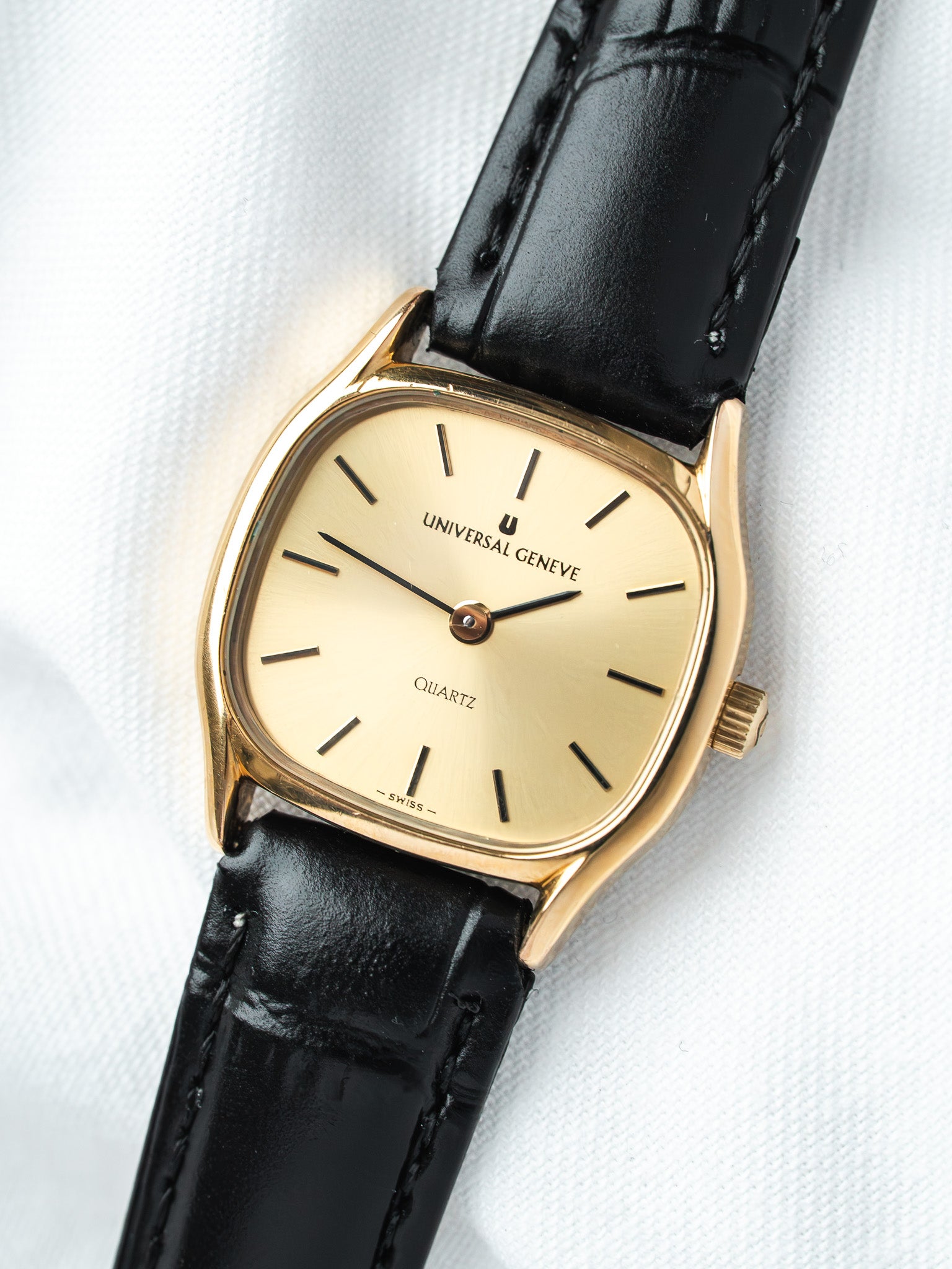 Orologio Universal Genève 543720 placcato oro — Cassa a cuscino dorata (1980s)