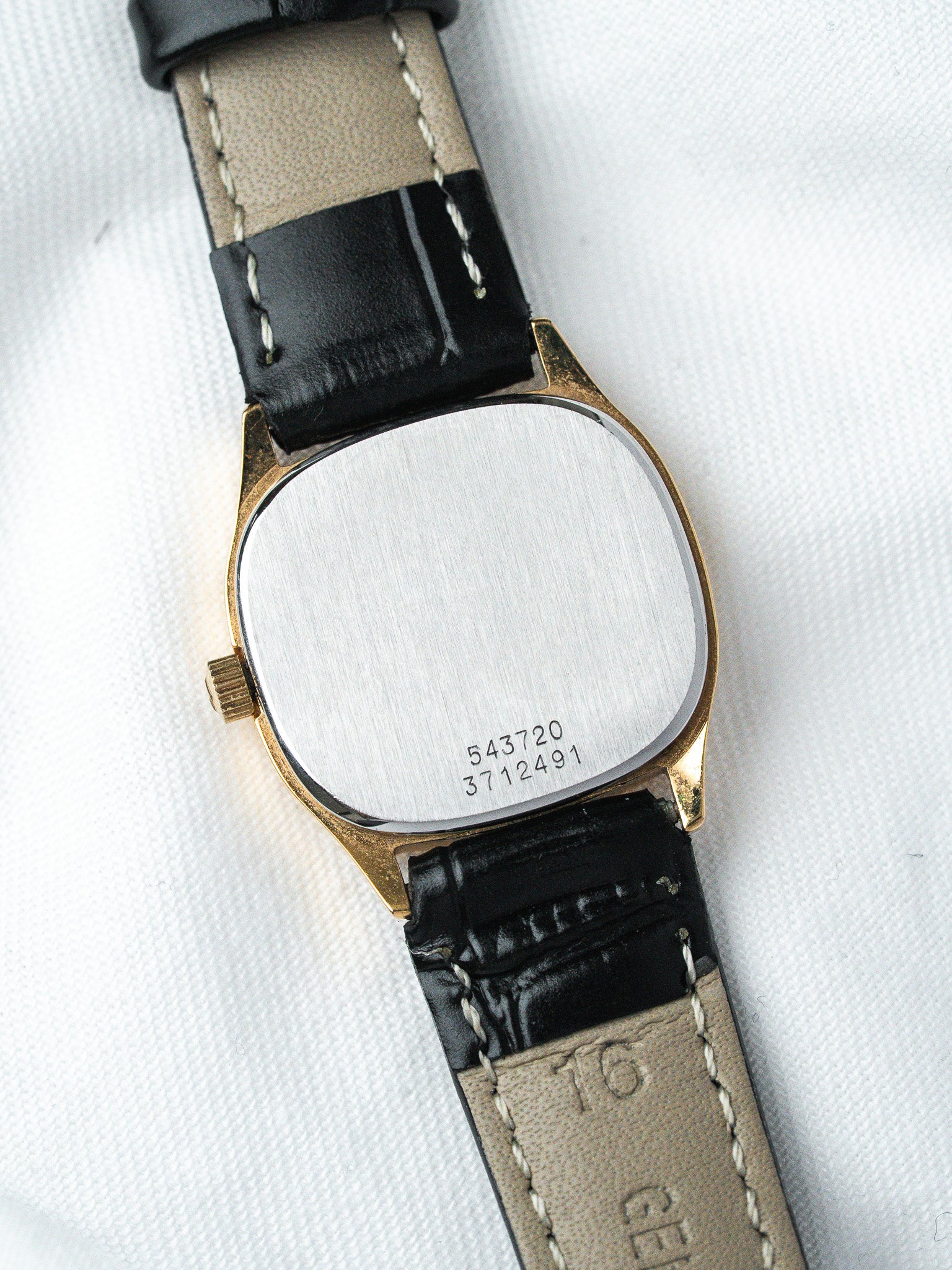 Orologio Universal Genève 543720 placcato oro — Cassa a cuscino dorata (1980s)