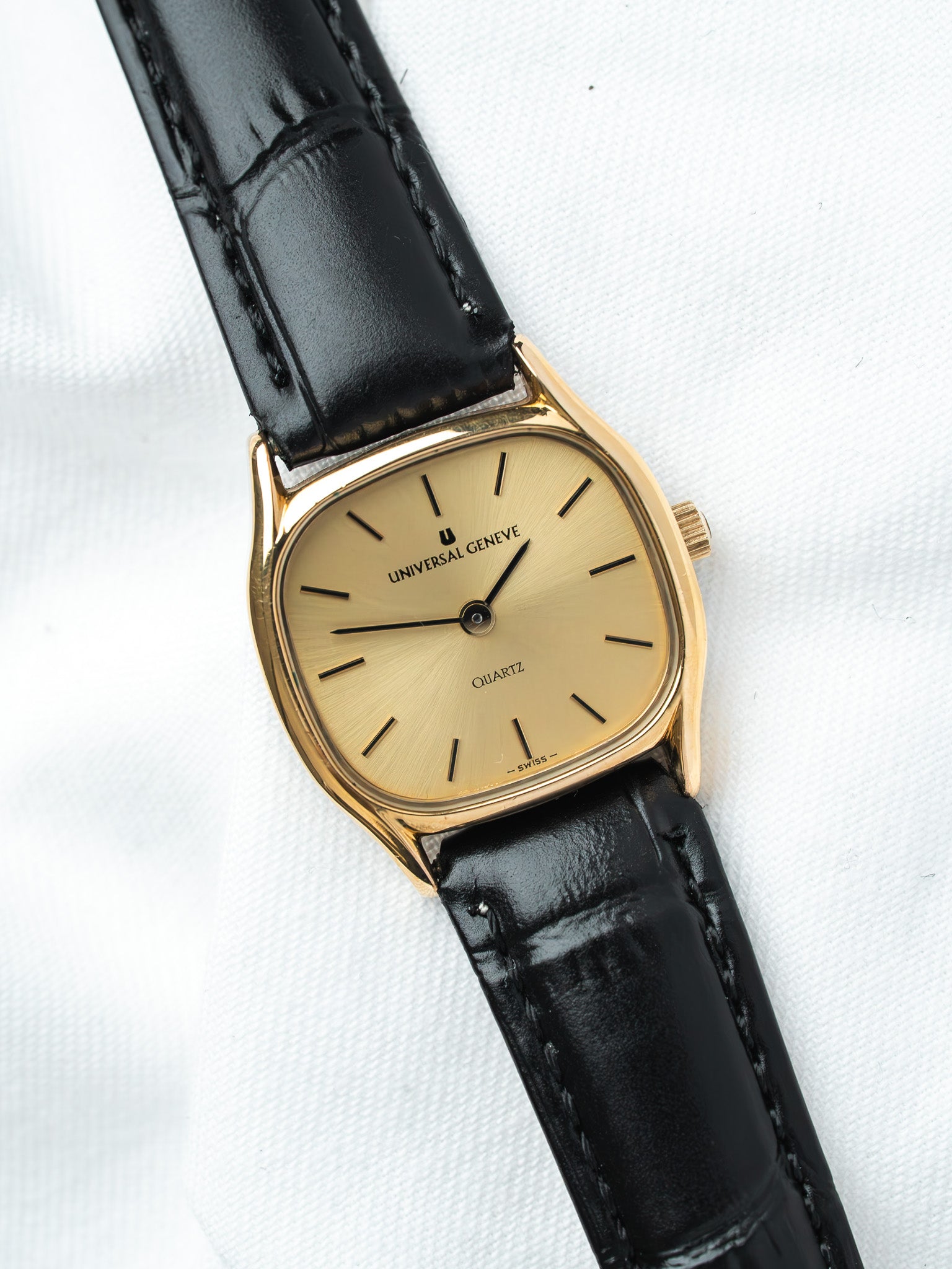 Orologio Universal Genève 543720 placcato oro — Cassa a cuscino dorata (1980s)