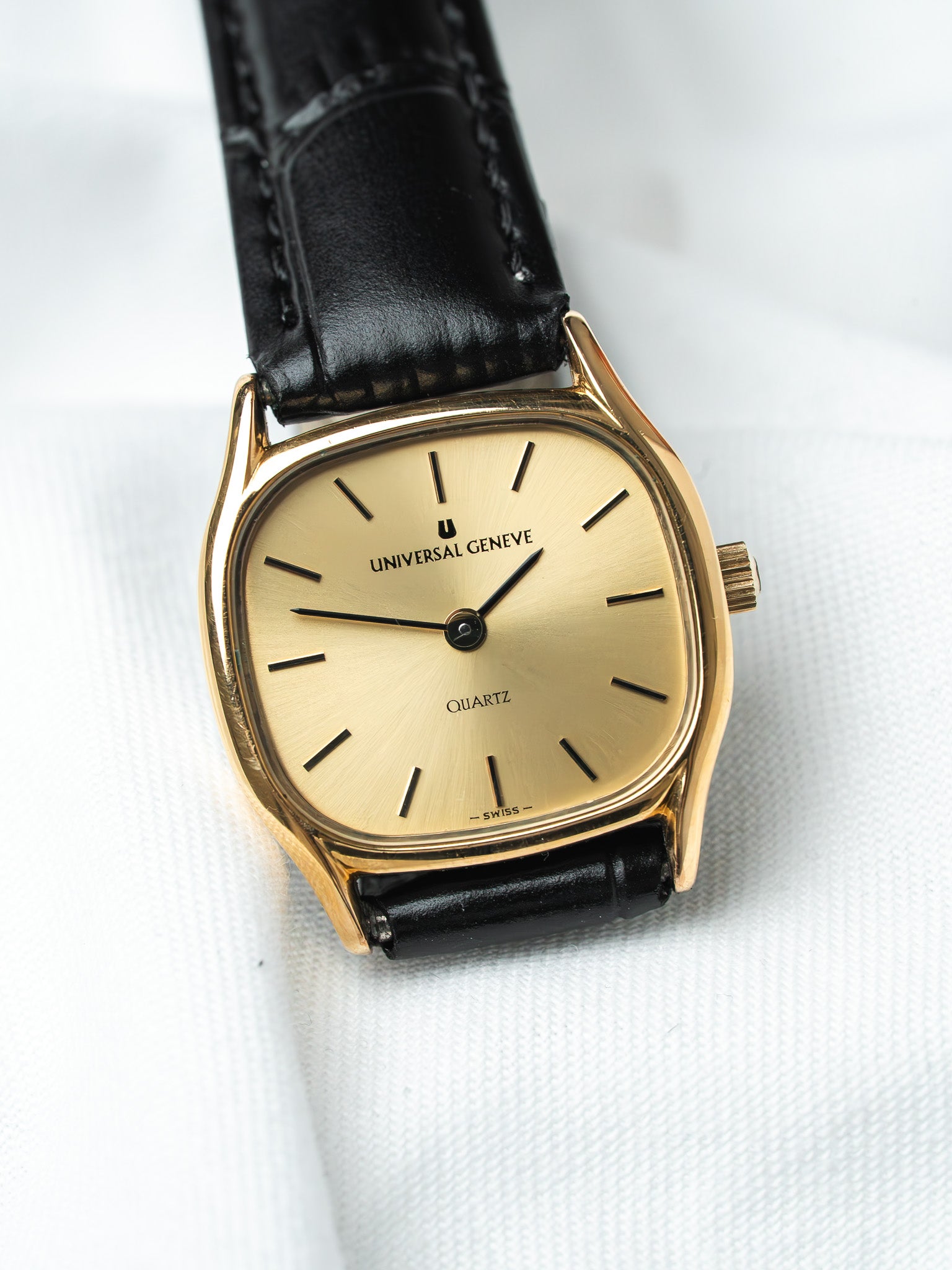 Orologio Universal Genève 543720 placcato oro — Cassa a cuscino dorata (1980s)