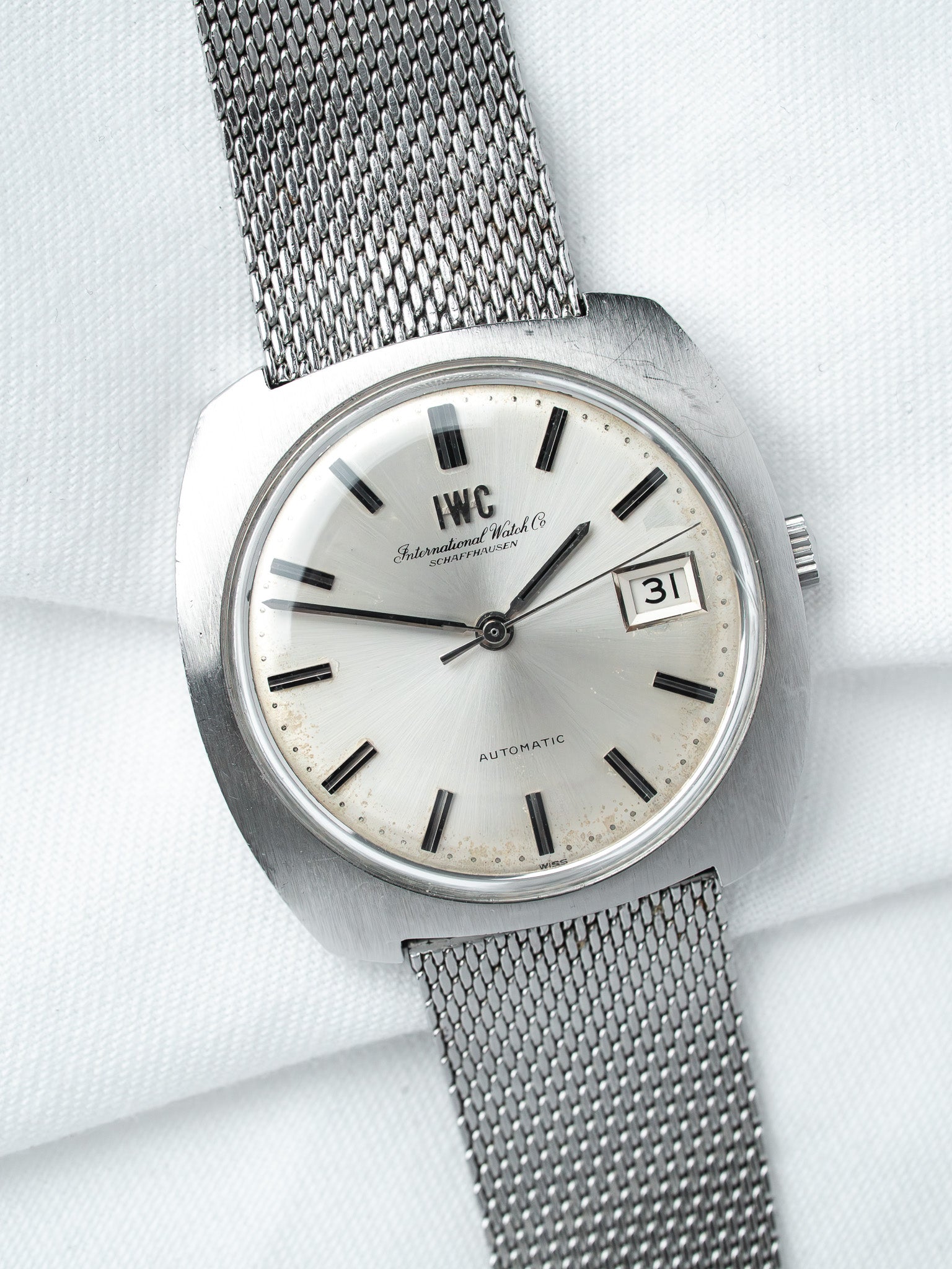 IWC 8541 钢制腕表 — 枕形一体式表壳 银色表盘 (1970s)