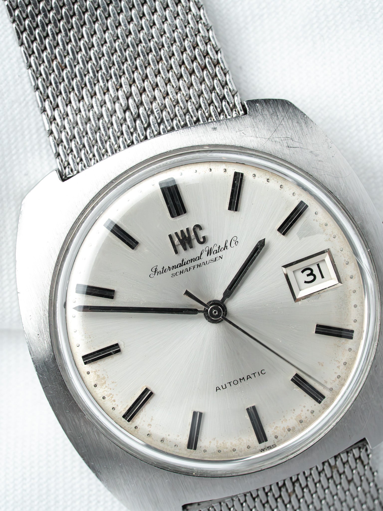 IWC 8541 钢制腕表 — 枕形一体式表壳 银色表盘 (1970s)