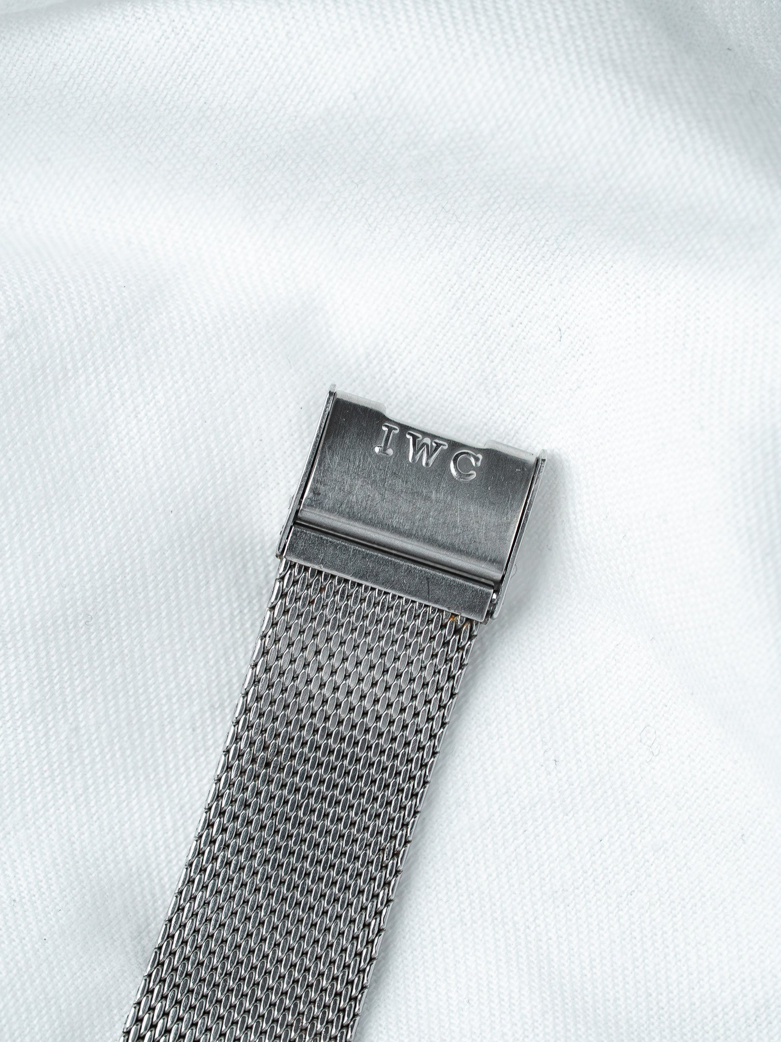 IWC 8541 钢制腕表 — 枕形一体式表壳 银色表盘 (1970s)