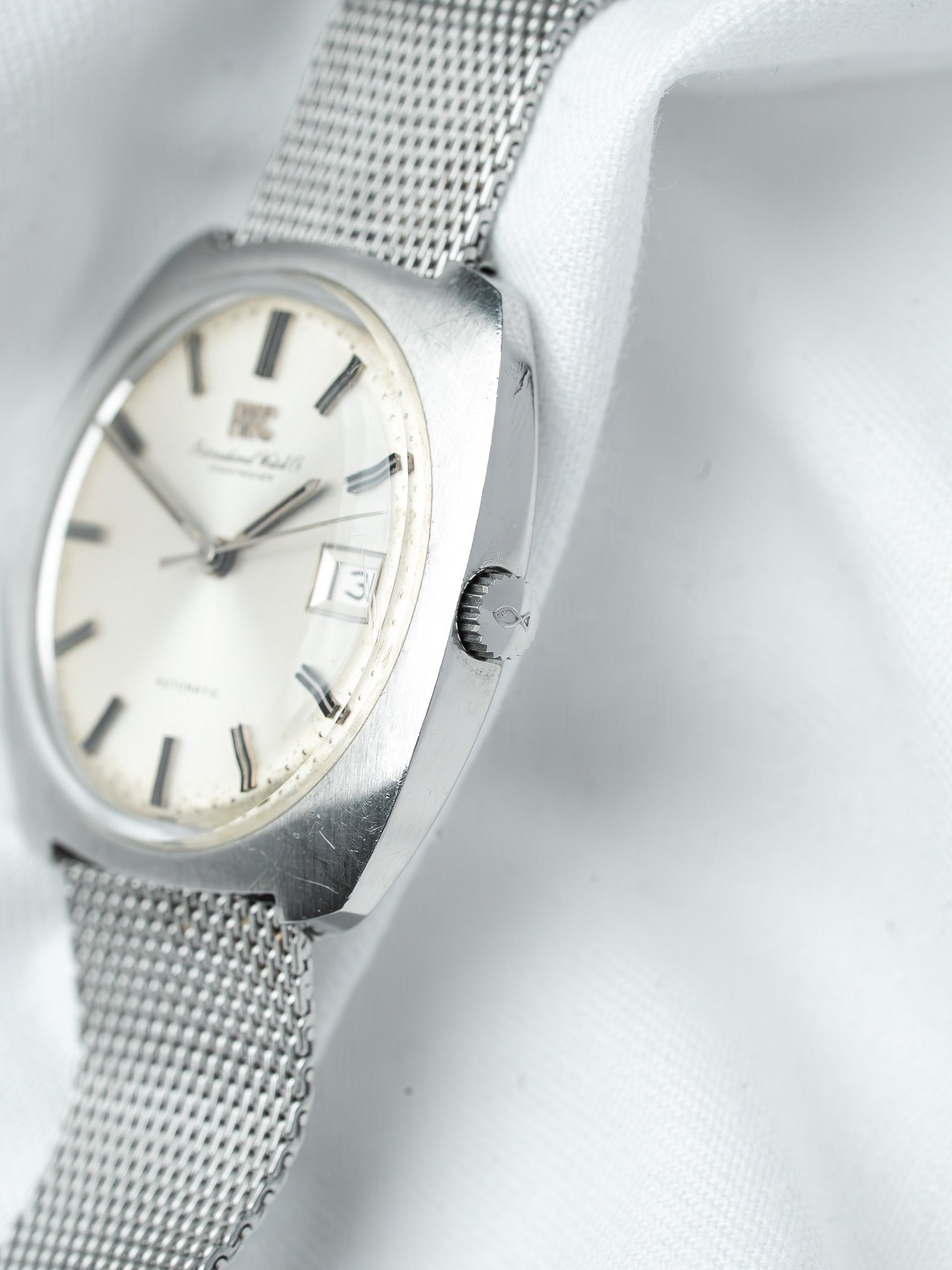 IWC 8541 钢制腕表 — 枕形一体式表壳 银色表盘 (1970s)