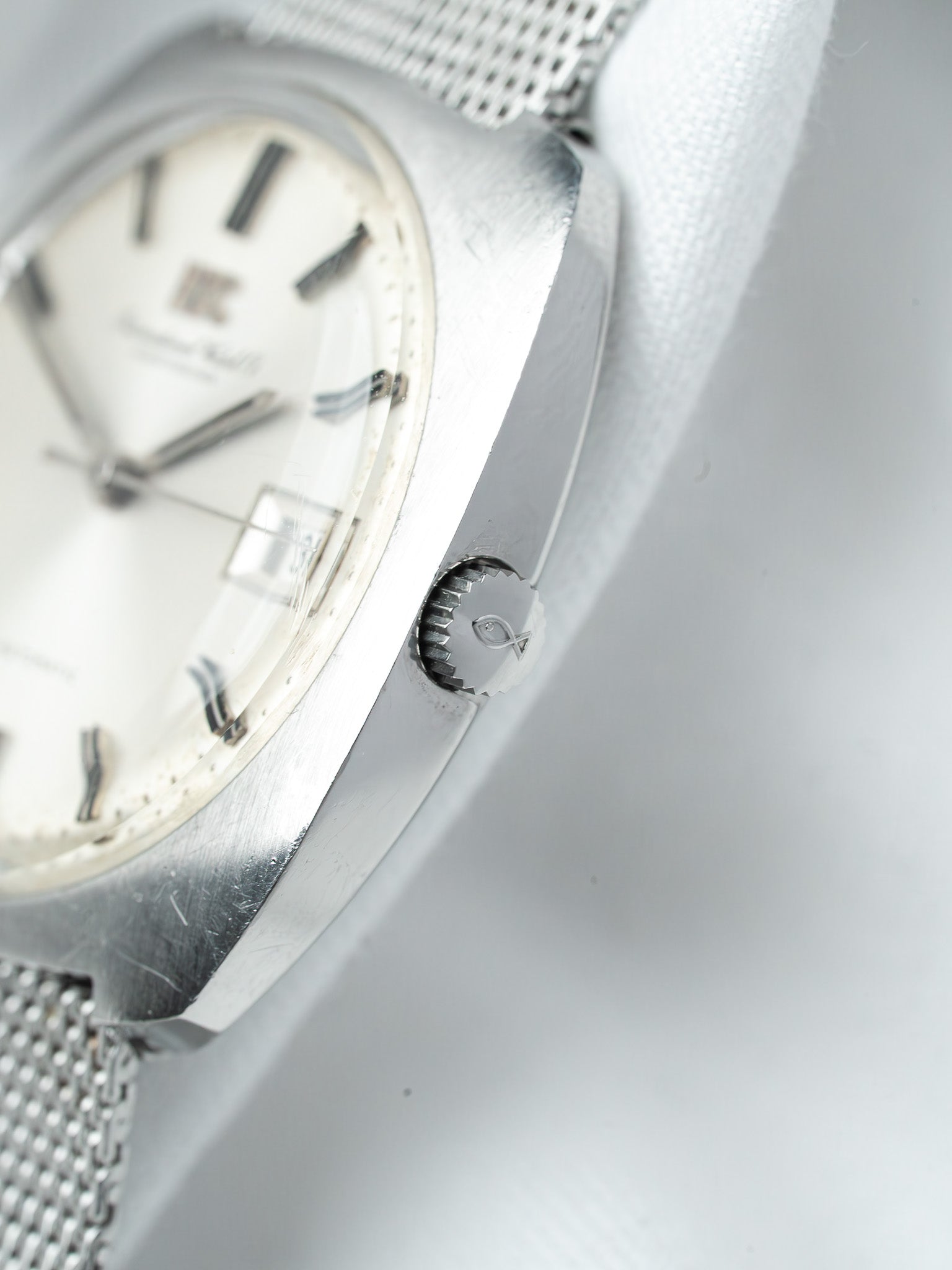 IWC 8541 钢制腕表 — 枕形一体式表壳 银色表盘 (1970s)