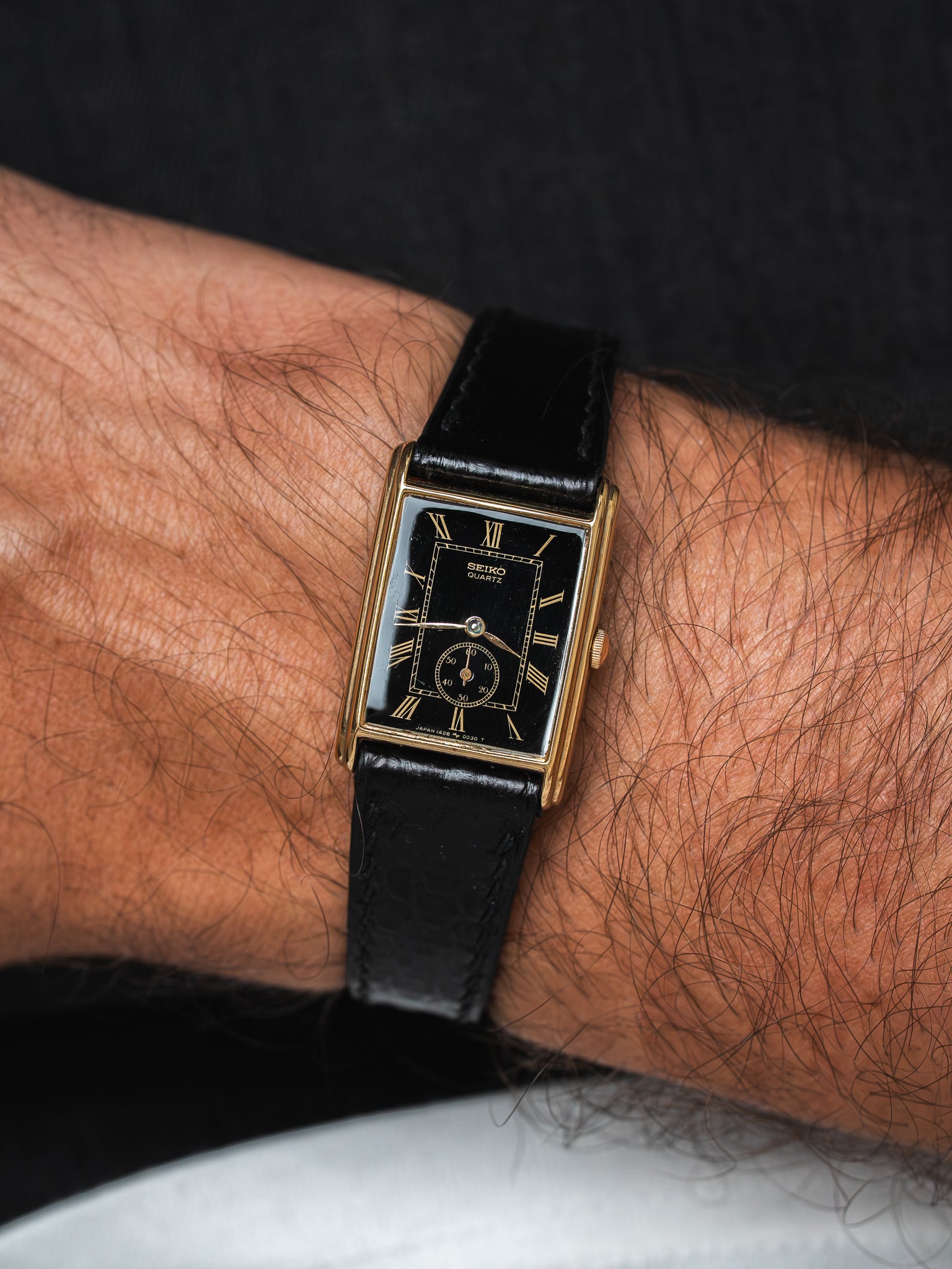 Montre Seiko 1428-5020 Plaqué Or — Mini Tank Cadran Noir Déco (1981)