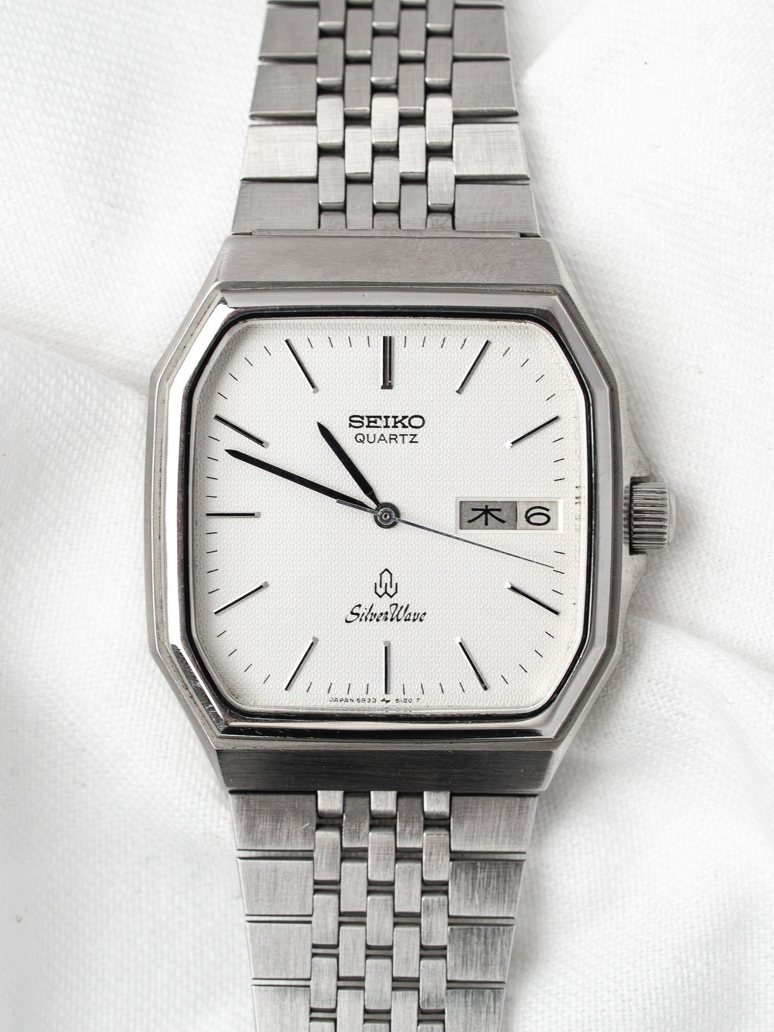 Seiko SilverWave vintage quartz watch with white dial and steel bracelet
