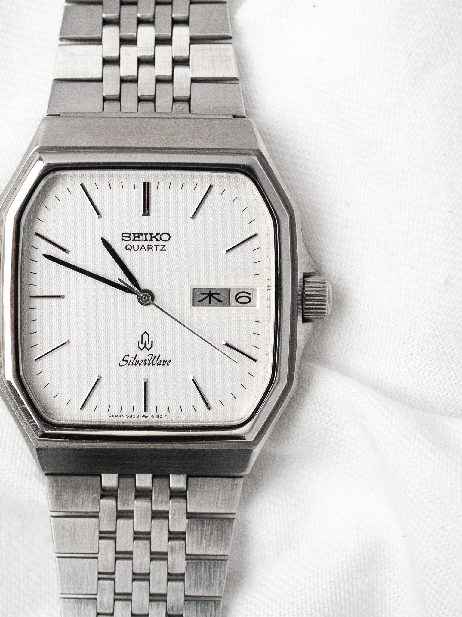 Seiko SilverWave vintage quartz watch with white dial and steel bracelet