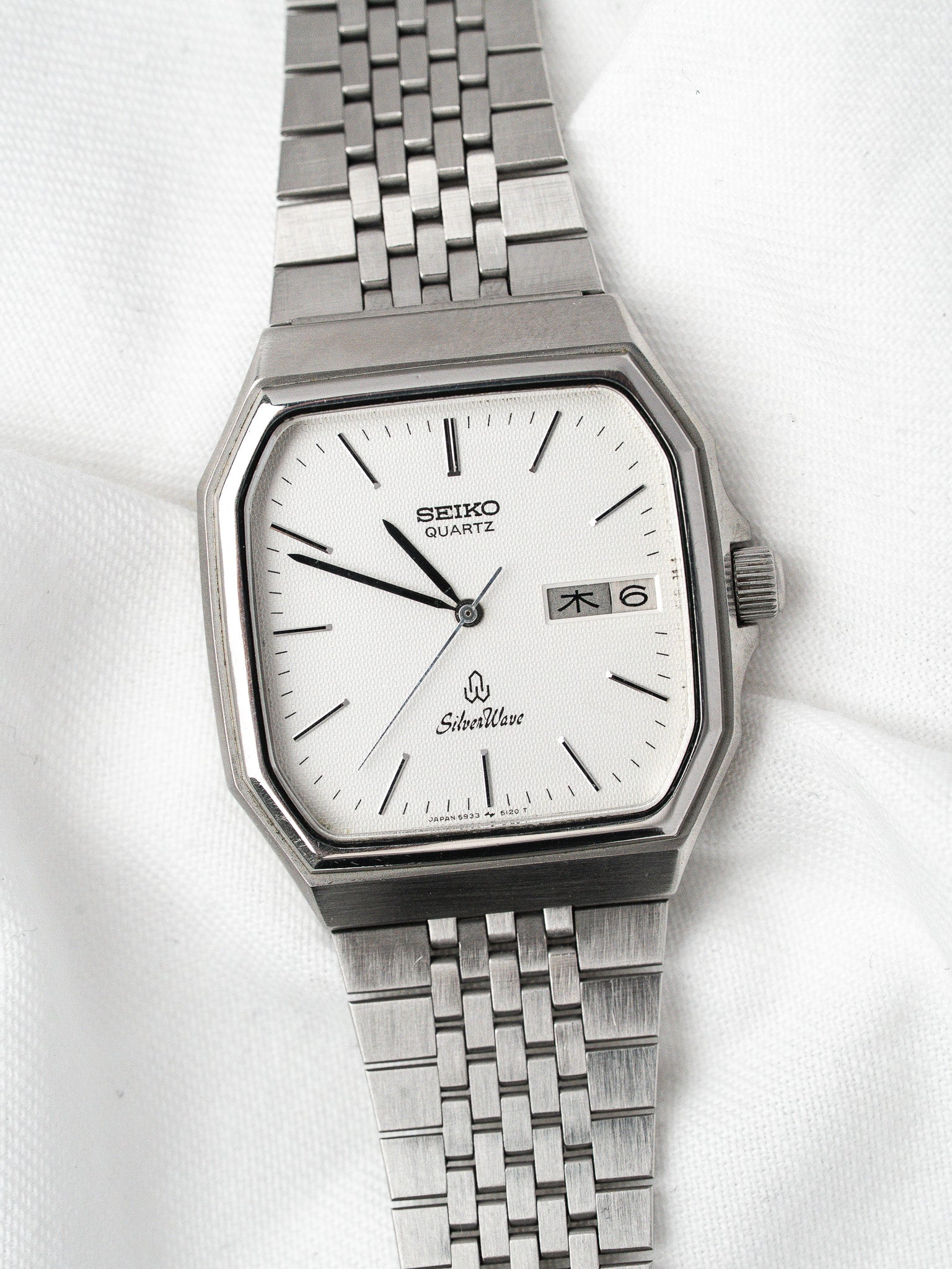 Seiko SilverWave vintage quartz watch with white dial, octagonal case, and metal bracelet on white background